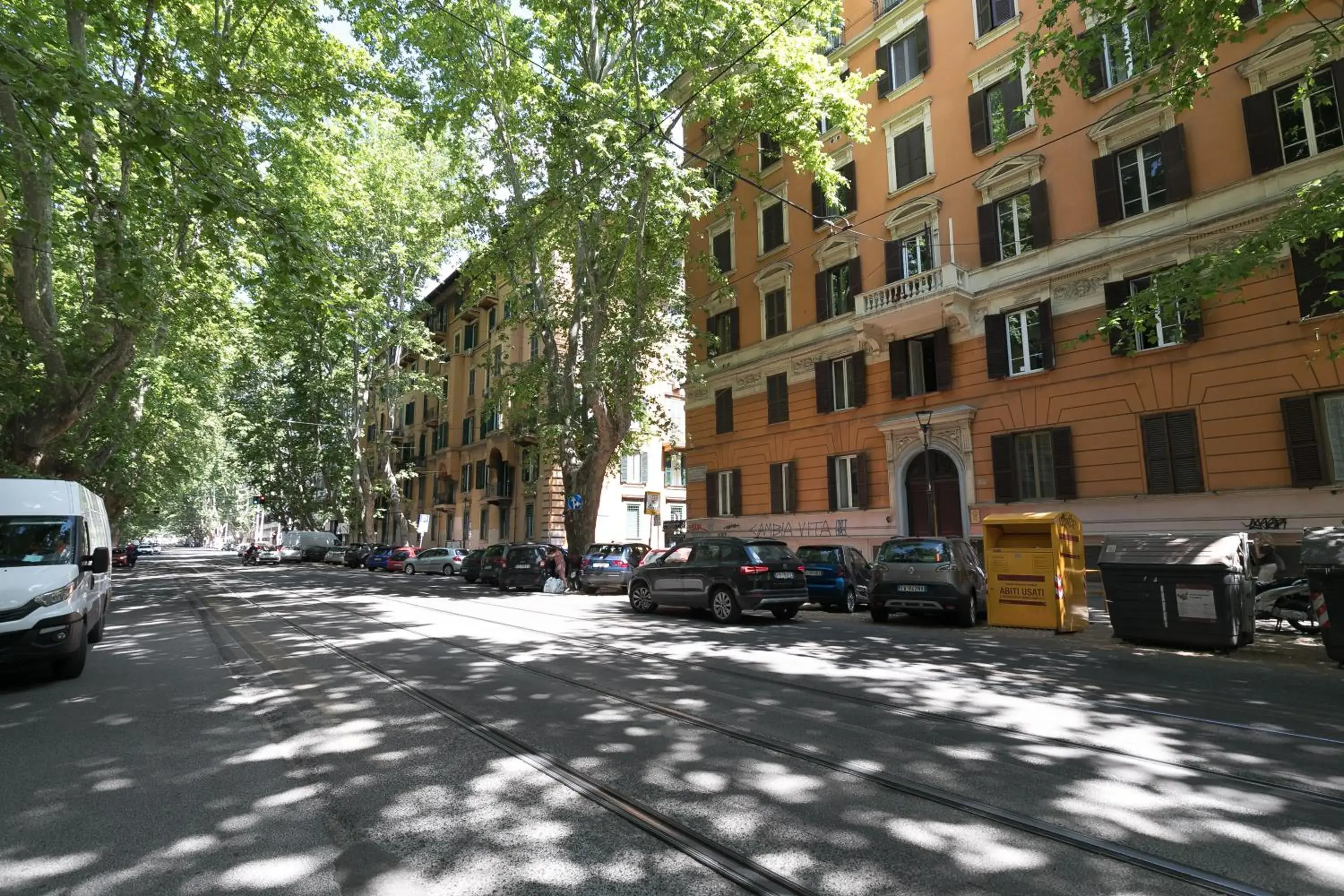 Facade/entrance in Queen Meg Roma Facade/entrance in Queen Meg Roma