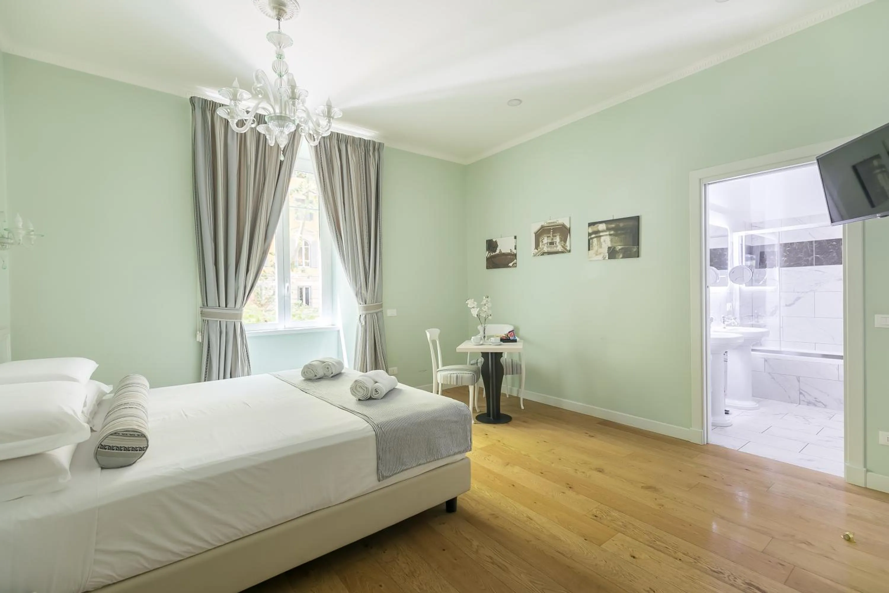 Bed in Queen Meg Roma