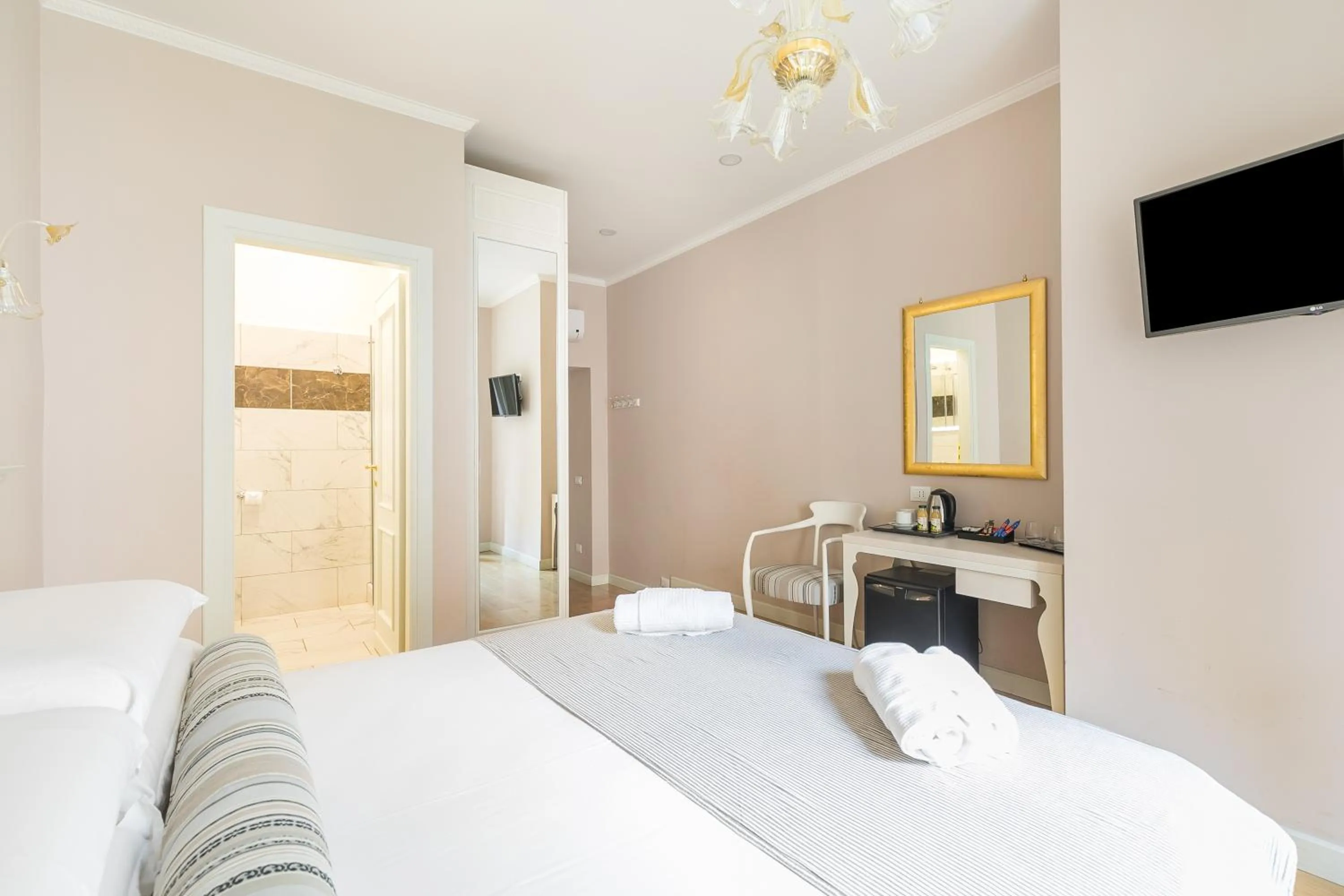 Bed in Queen Meg Roma