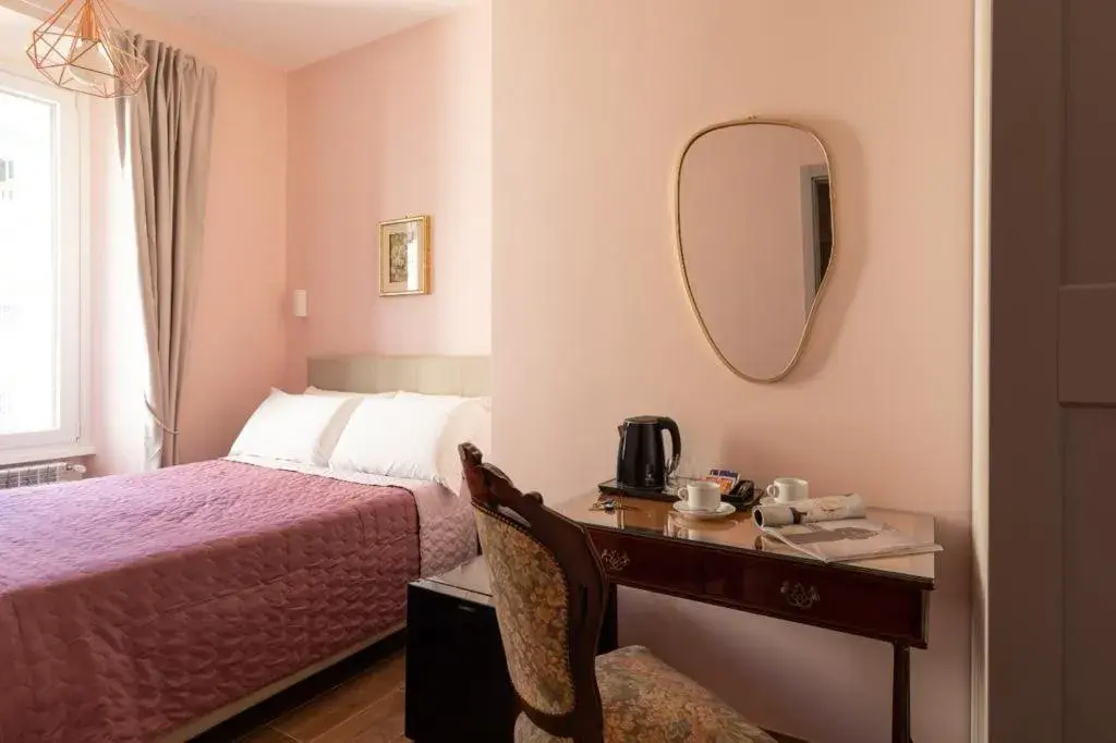 Bed in Queen Meg Roma Bed in Queen Meg Roma