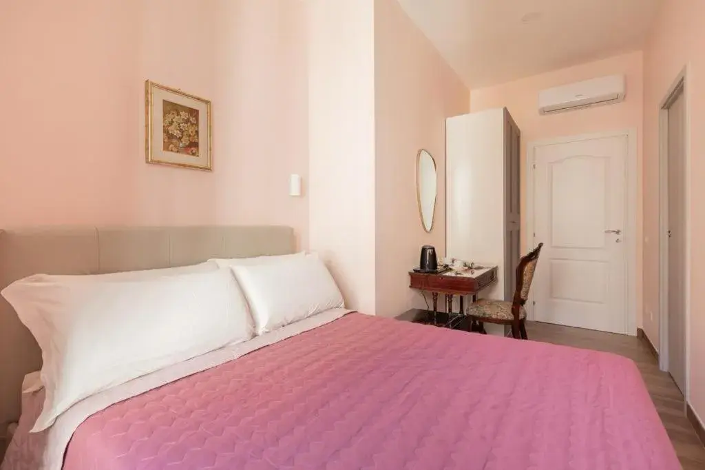 Bed in Queen Meg Roma Bed in Queen Meg Roma