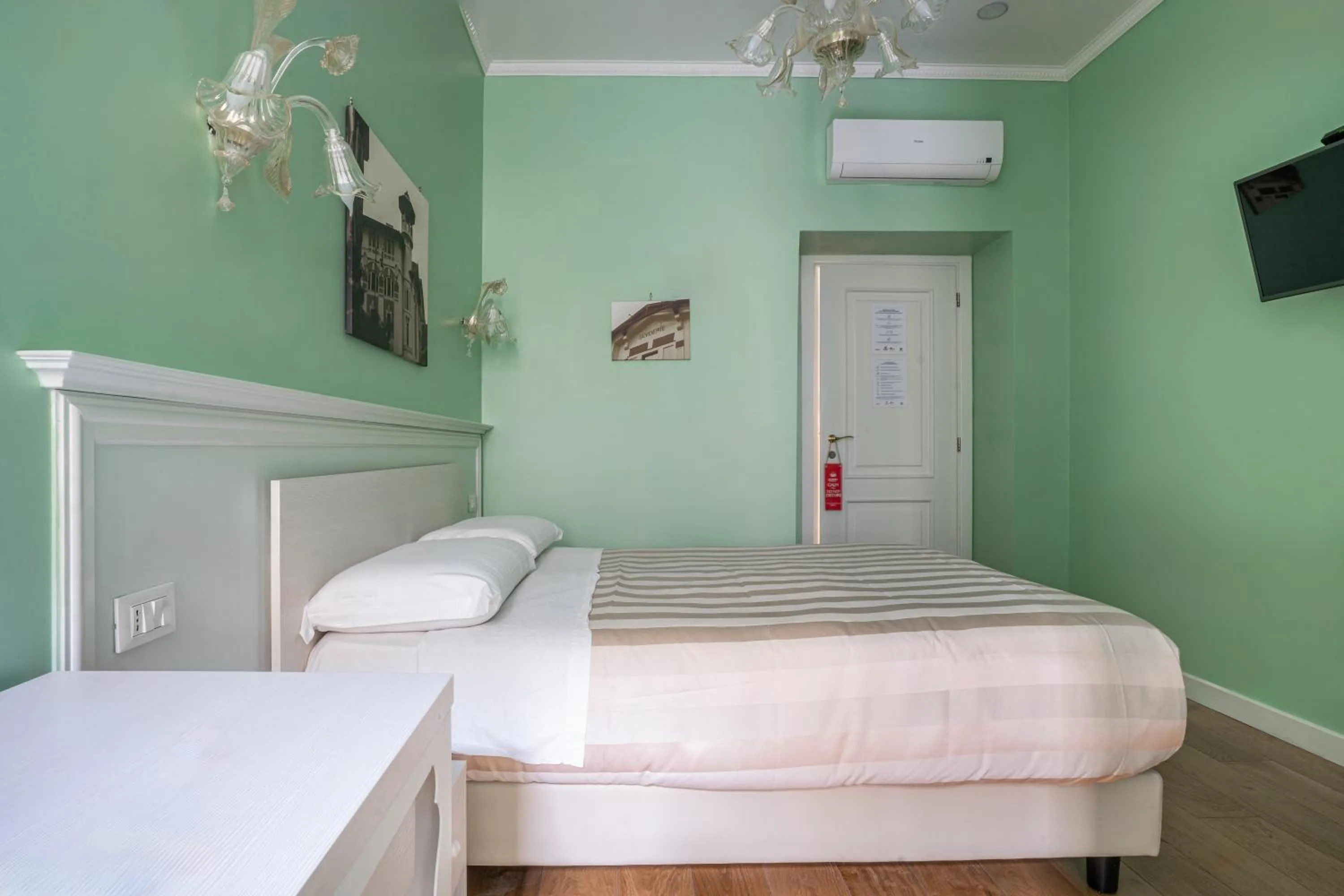 Bed in Queen Meg Roma