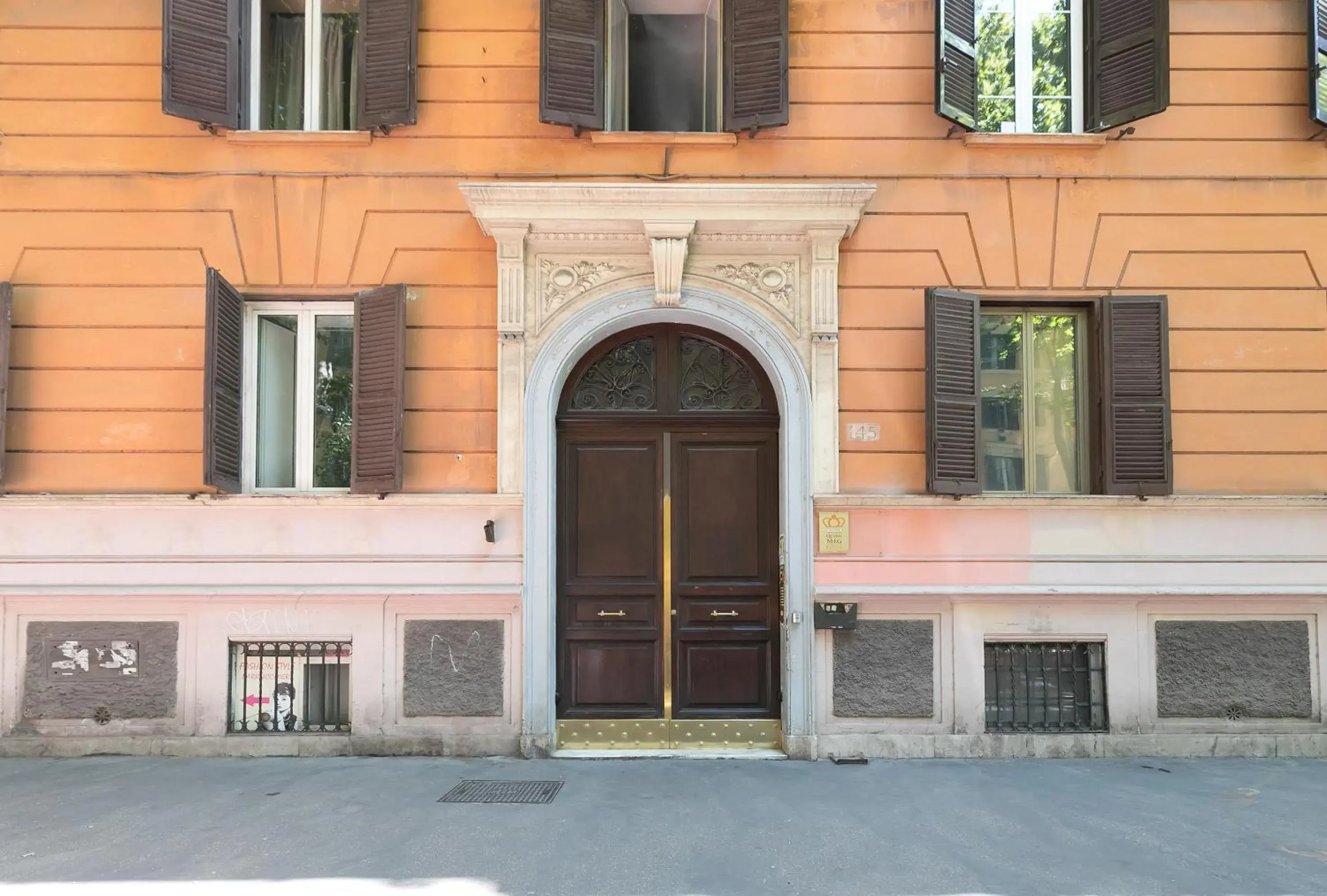 Facade/entrance in Queen Meg Roma Facade/entrance in Queen Meg Roma