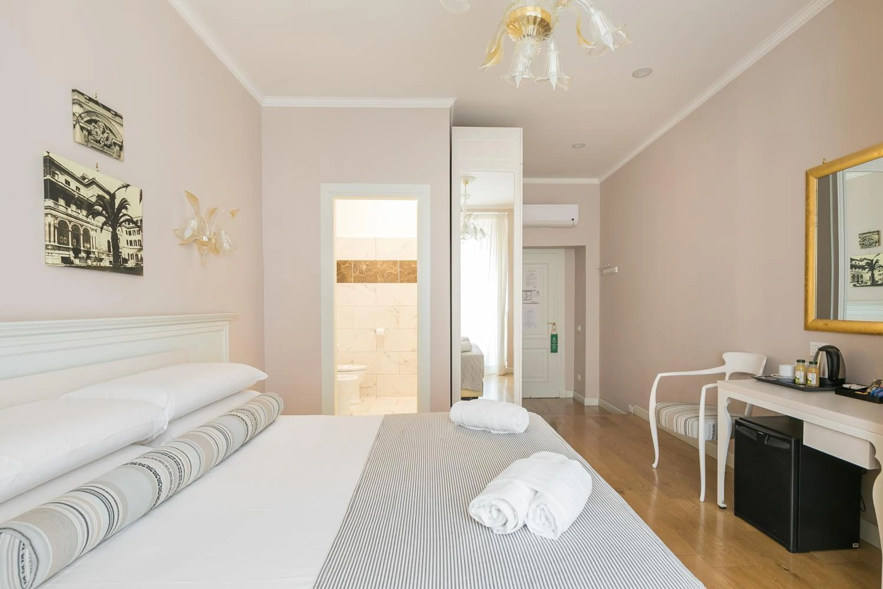 Bed in Queen Meg Roma