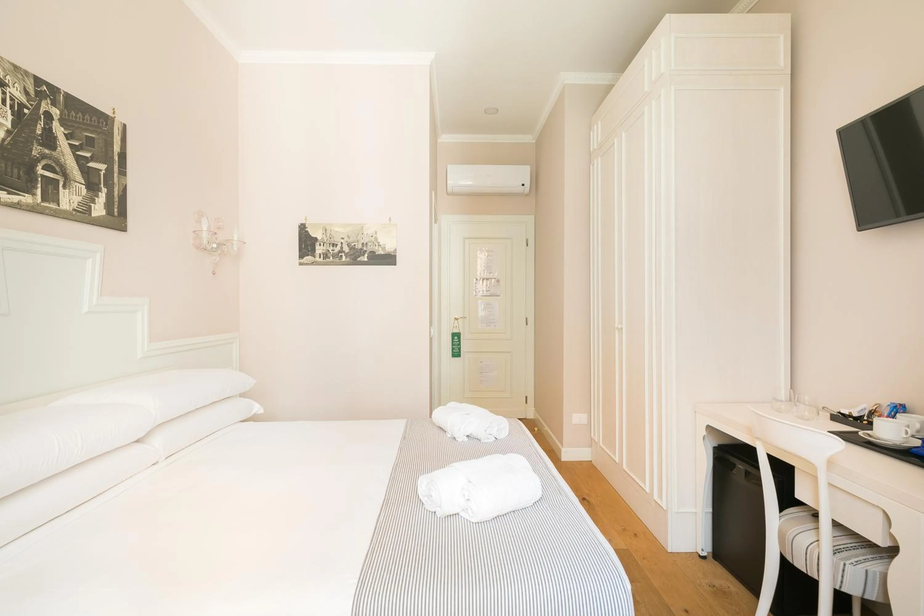 Bed in Queen Meg Roma