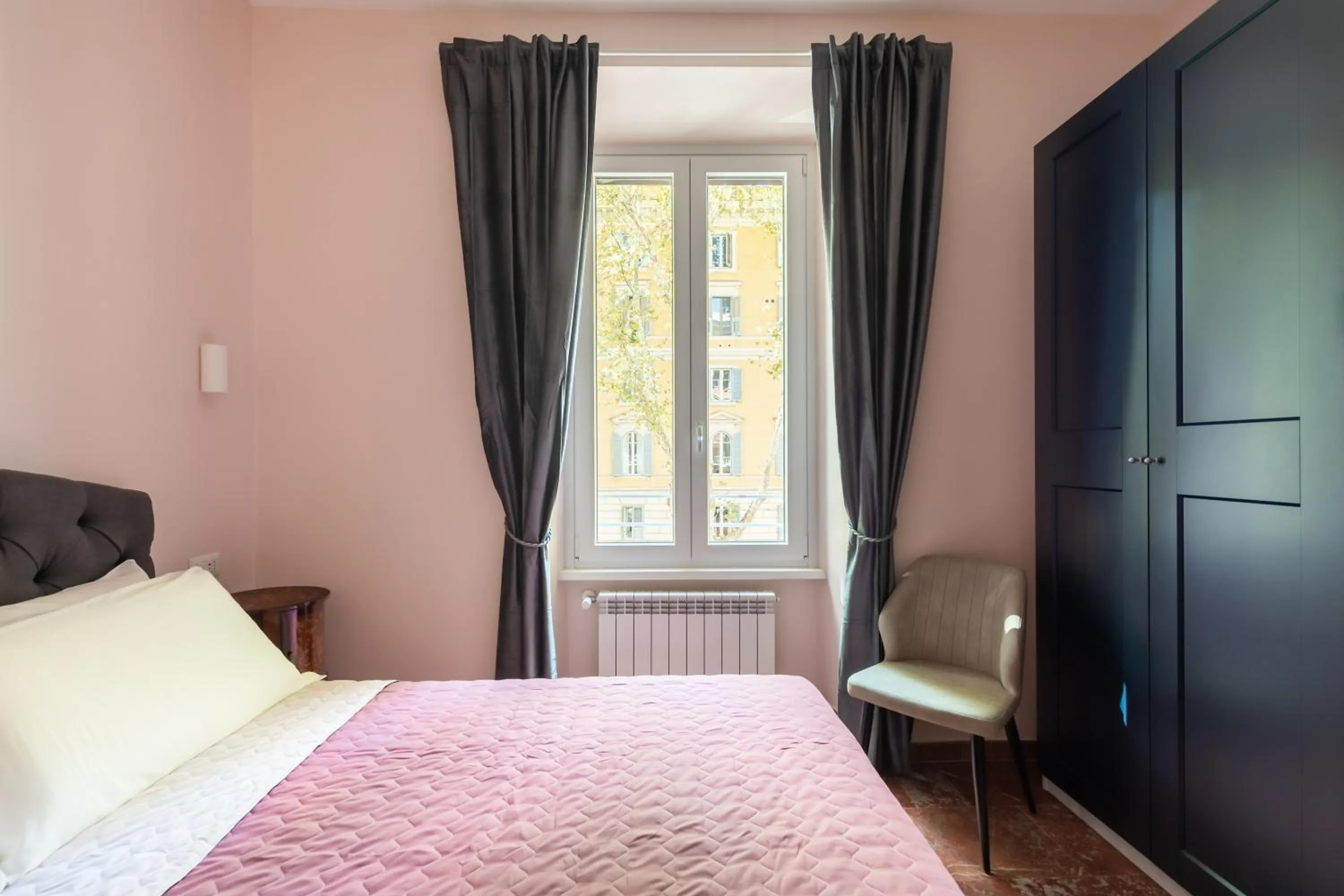 Bed in Queen Meg Roma