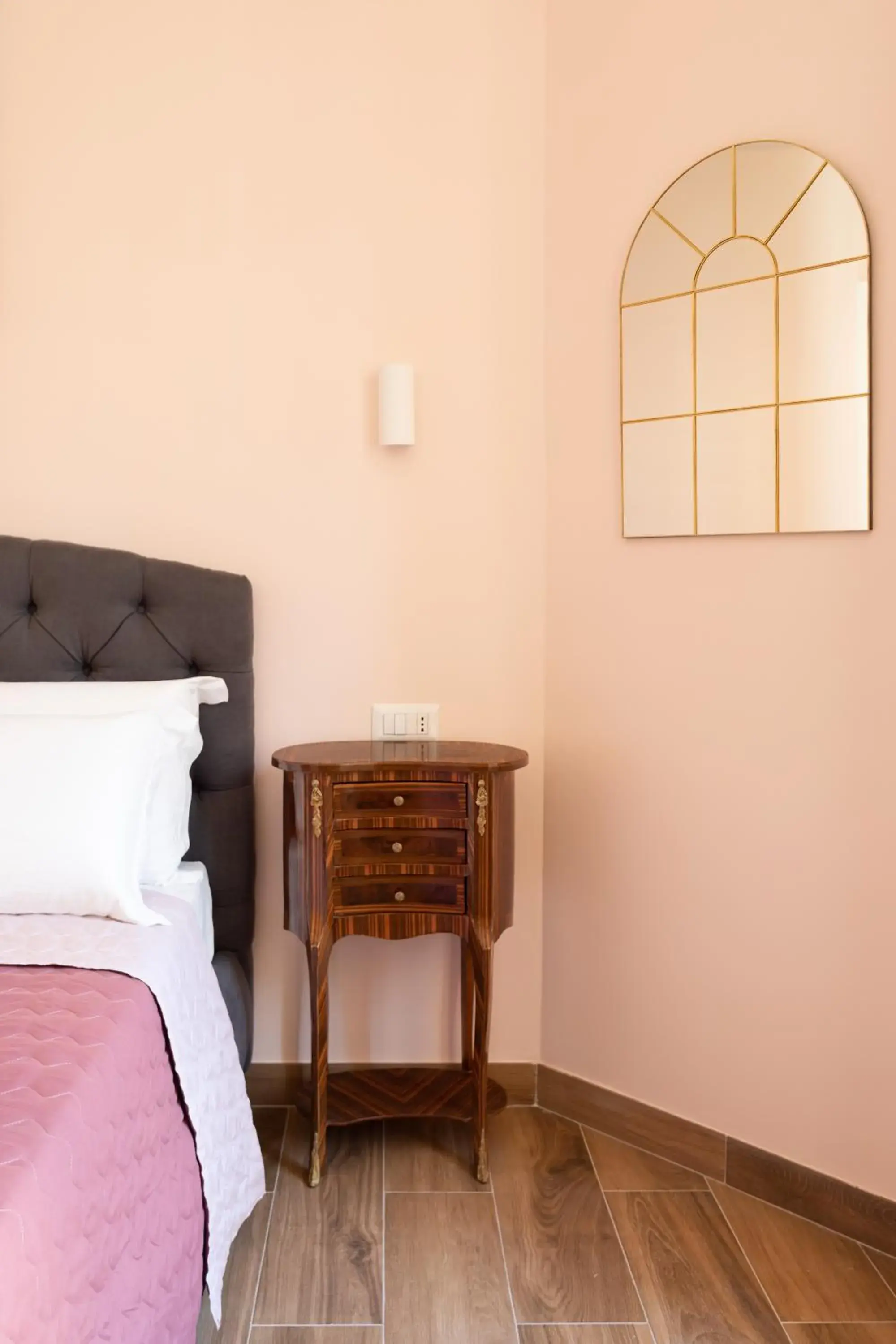 Bed in Queen Meg Roma Bed in Queen Meg Roma