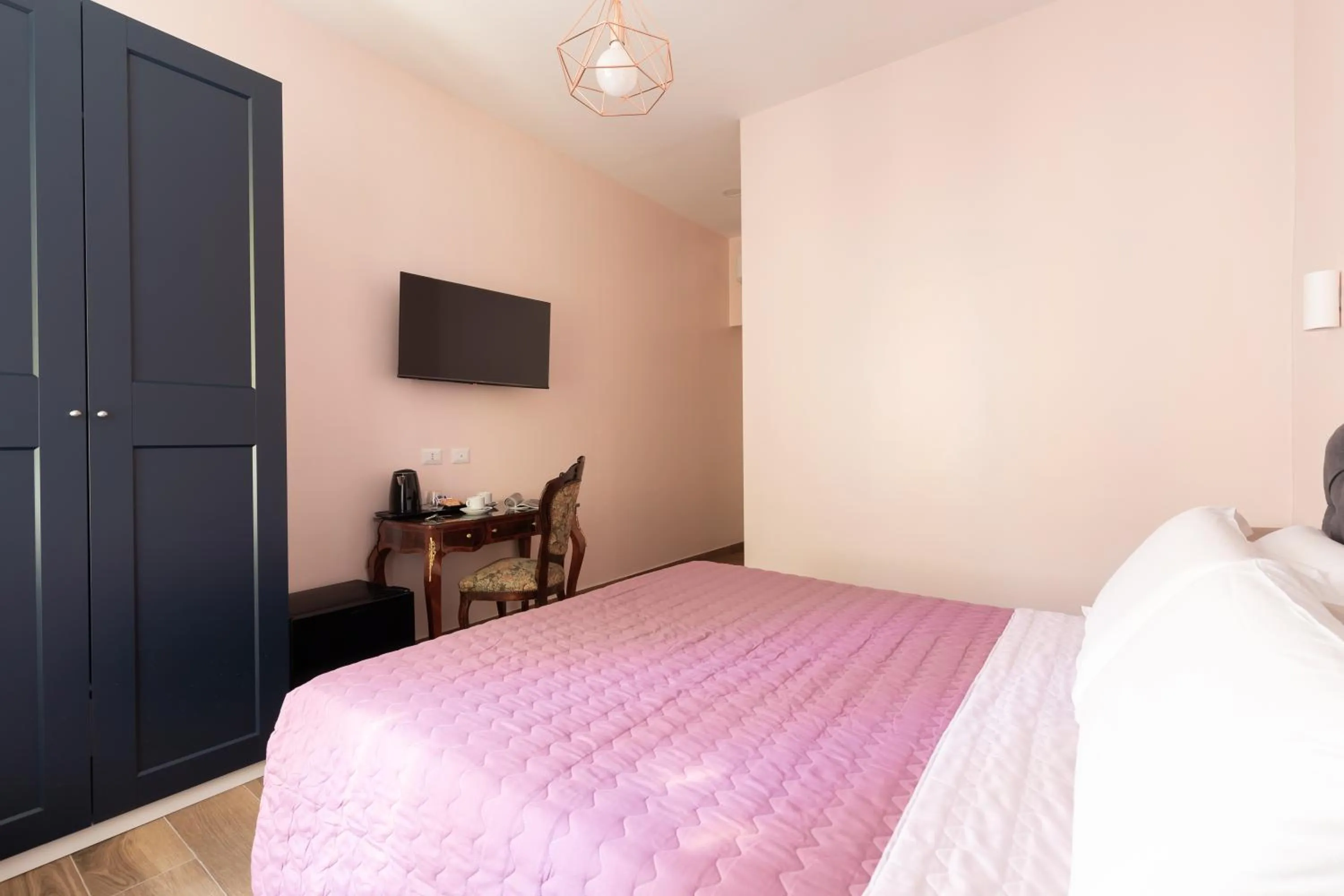 Bed in Queen Meg Roma