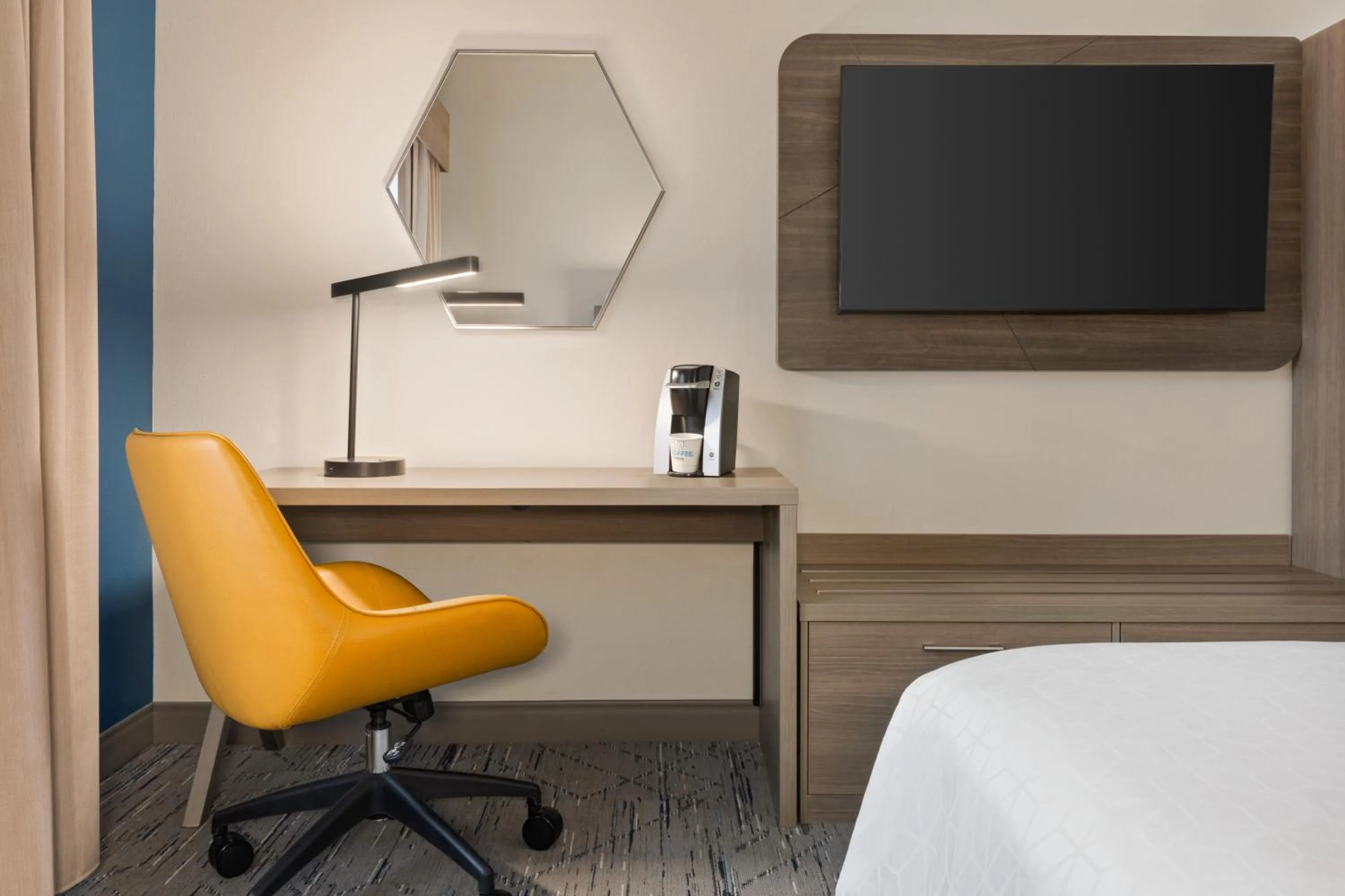 TV and multimedia, Bed in Holiday Inn Express & Suites Greenville-Downtown by IHG