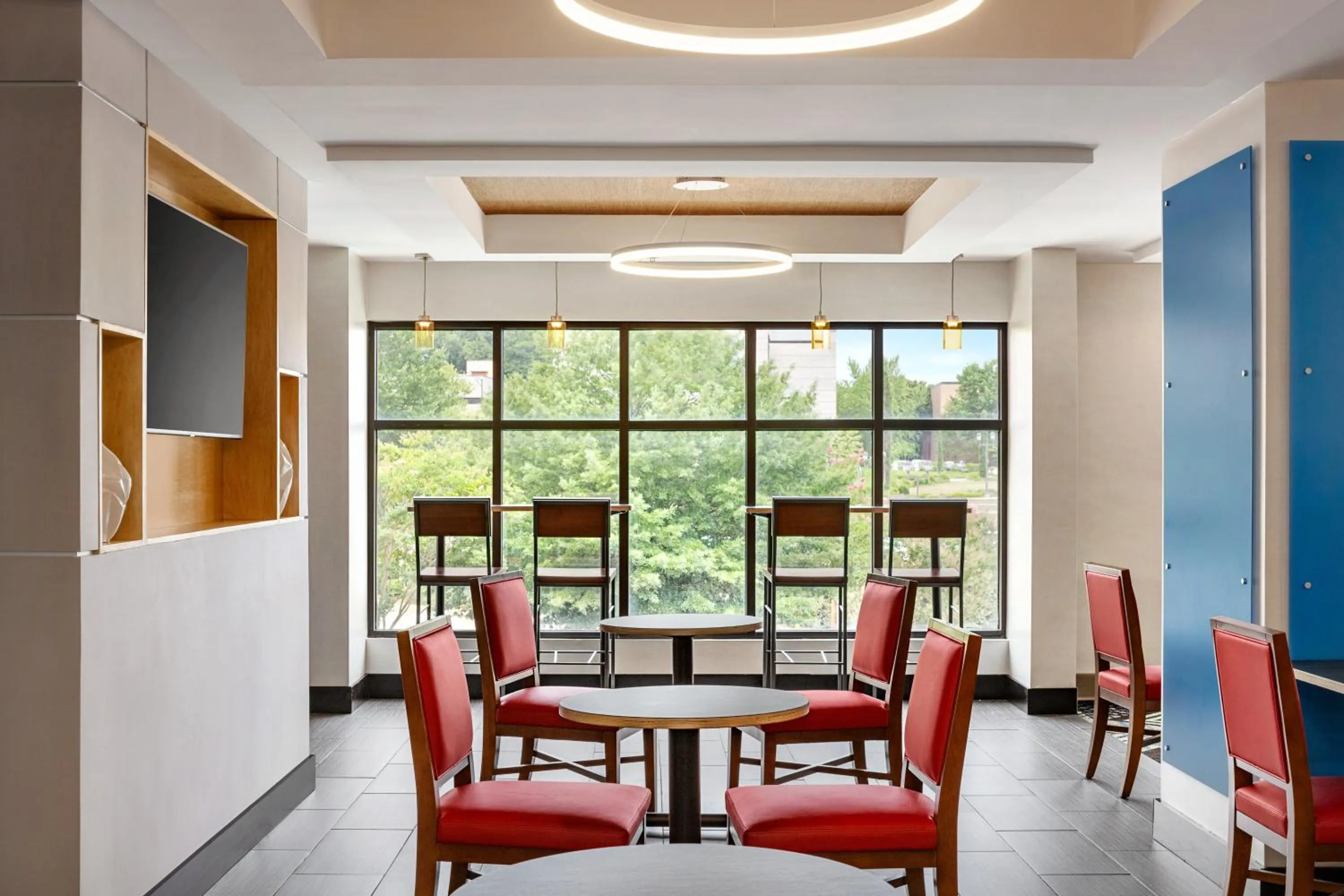 Dining area in Holiday Inn Express & Suites Greenville-Downtown by IHG