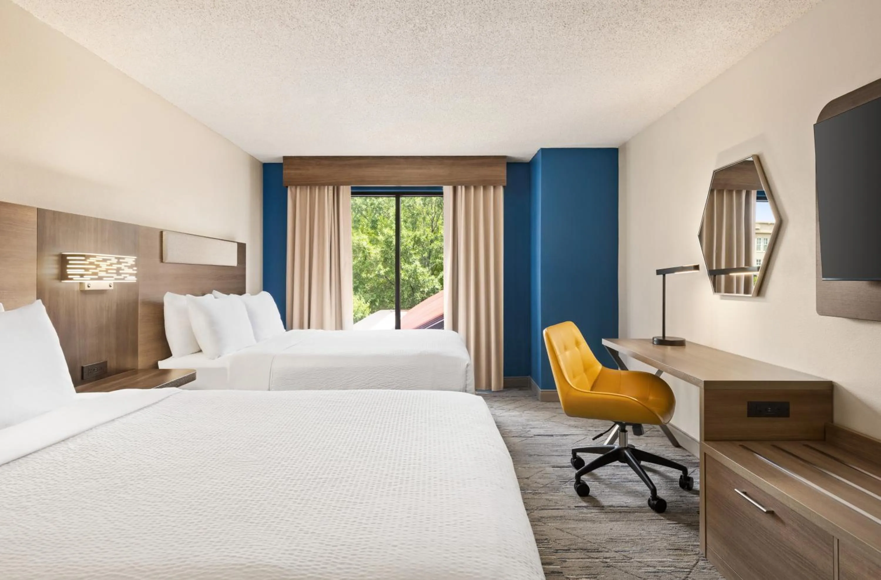 Photo of the whole room, Bed in Holiday Inn Express & Suites Greenville-Downtown by IHG