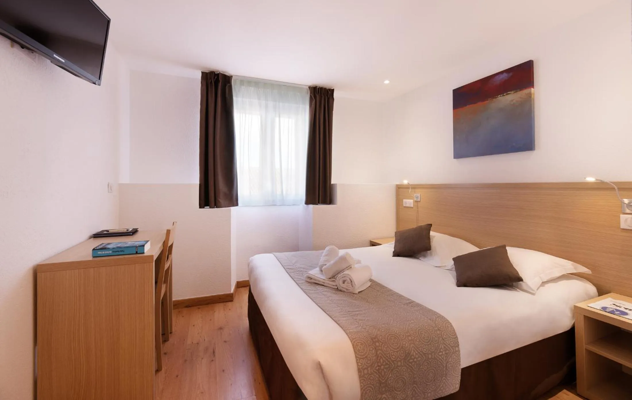 Photo of the whole room, Bed in Holzer II