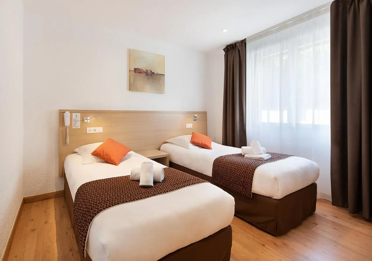 Photo of the whole room, Bed in Holzer II