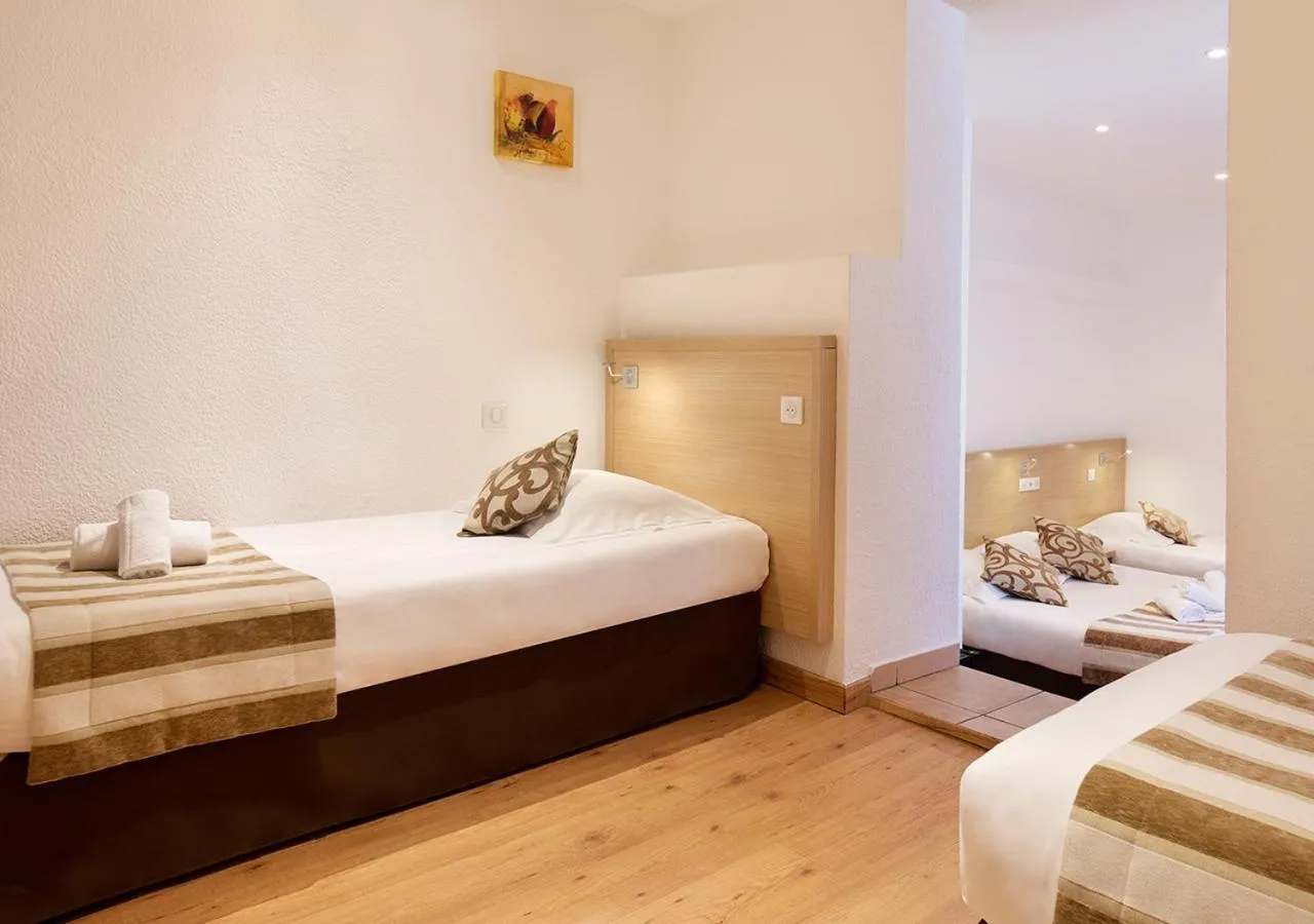 Photo of the whole room, Bed in Holzer II