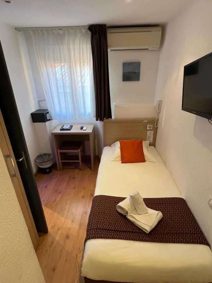 Bedroom, Bed in Holzer II