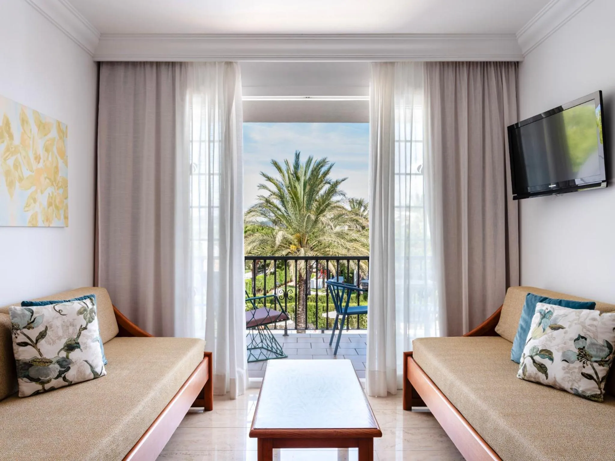 Living room, Bed in Inturotel Sa Marina