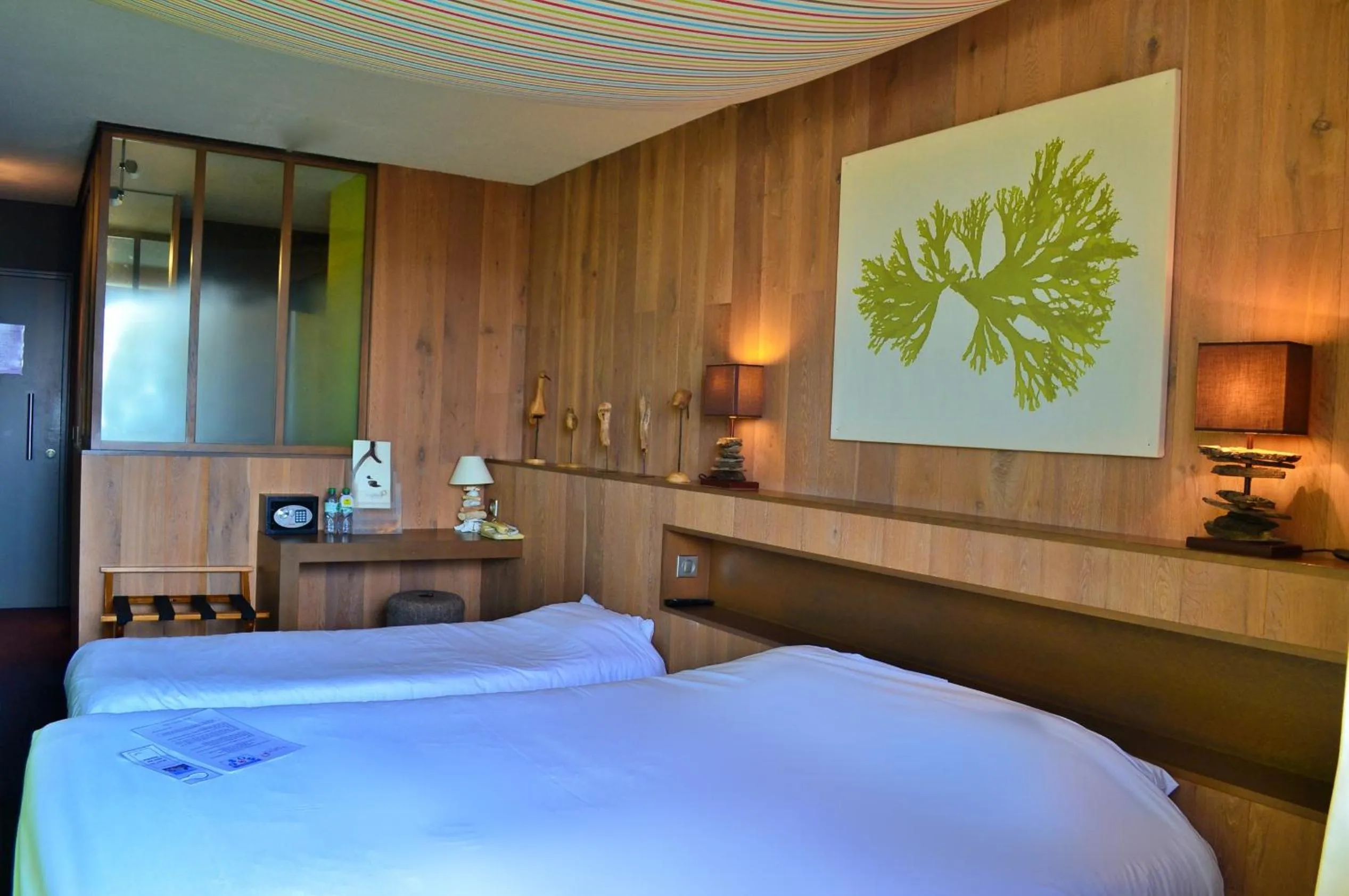 Bed in Logis Hôtel Le Calluna Restaurant La Flottille