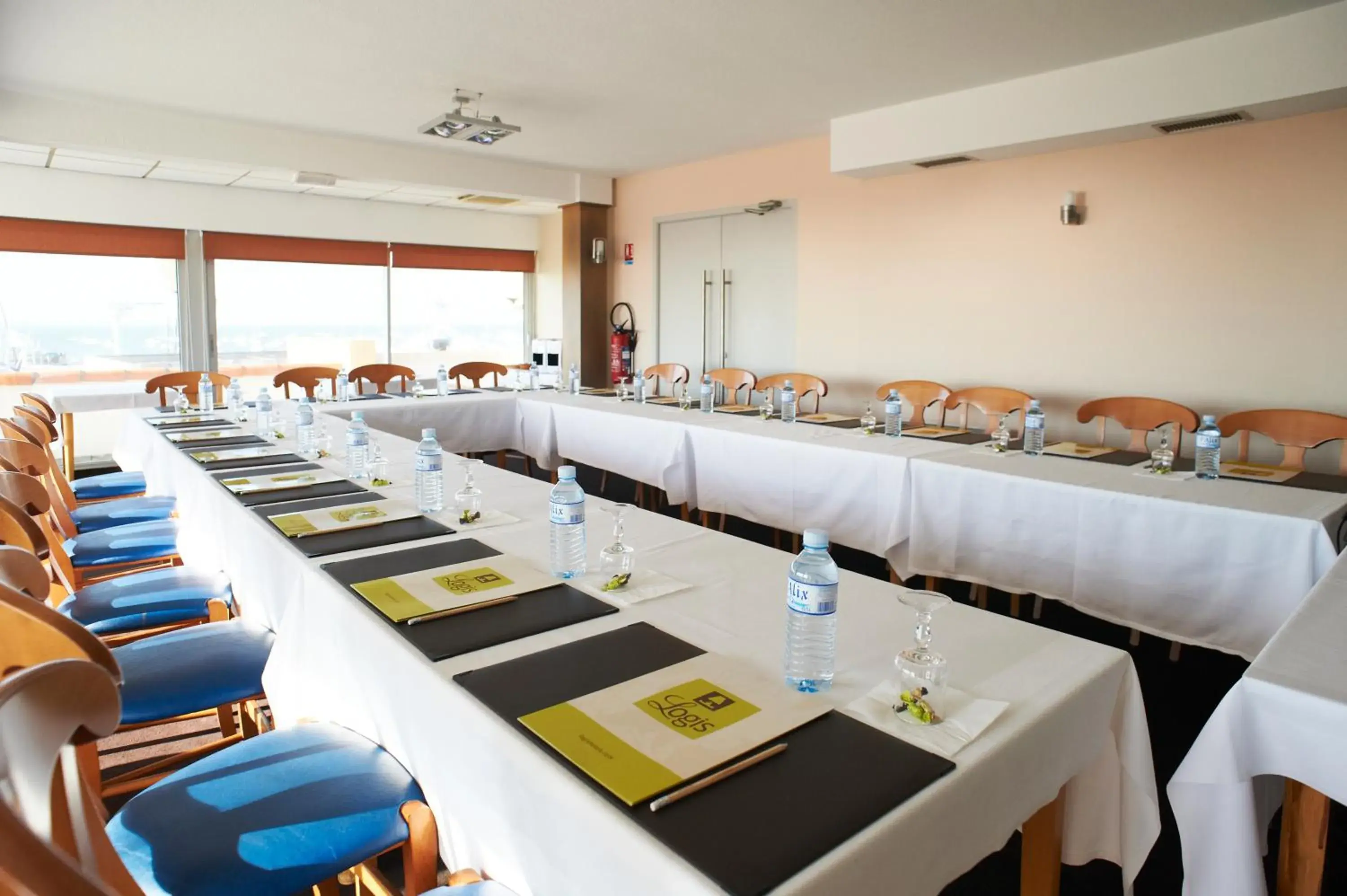 Property building in Logis Hôtel Le Calluna Restaurant La Flottille Property building in Logis Hôtel Le Calluna Restaurant La Flottille