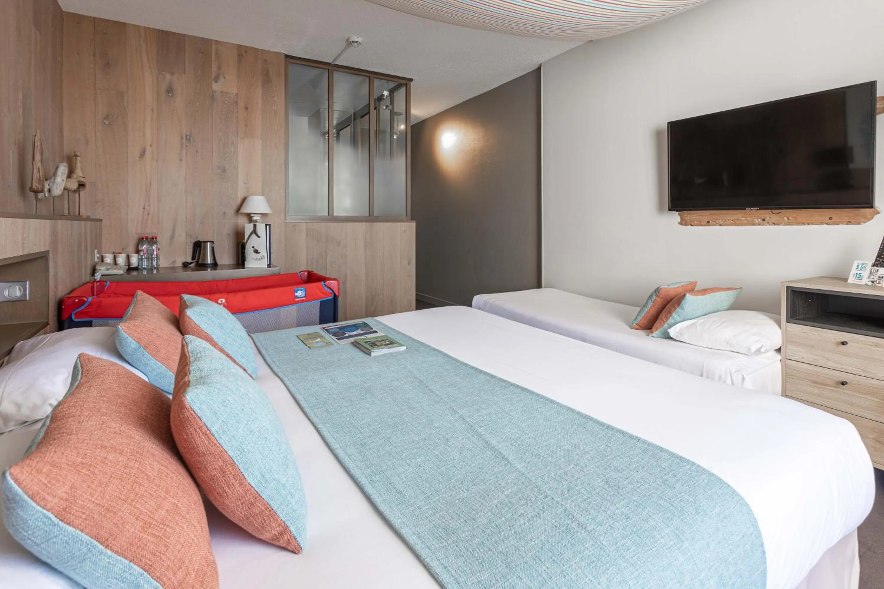 Bed in Logis Hôtel Le Calluna Restaurant La Flottille