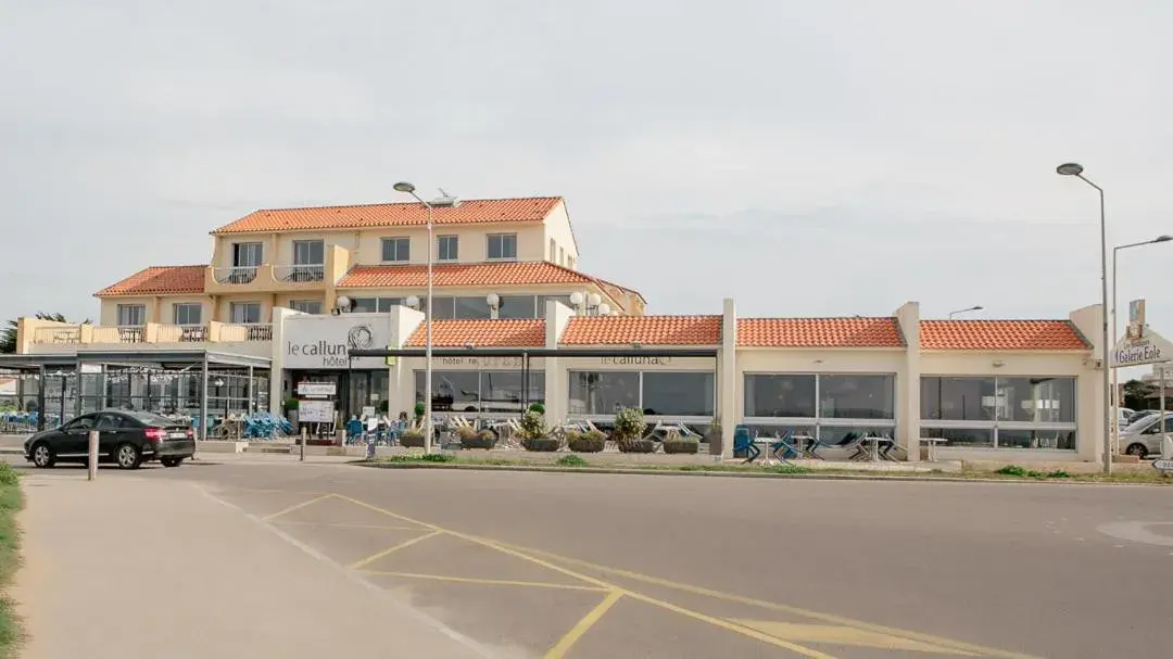 Property building in Logis Hôtel Le Calluna Restaurant La Flottille Property building in Logis Hôtel Le Calluna Restaurant La Flottille