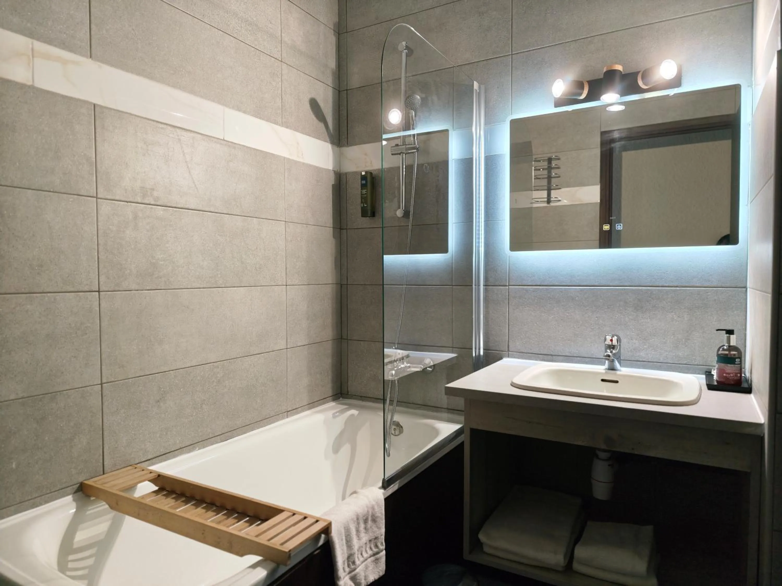 Bathroom in Logis Hôtel Le Calluna Restaurant La Flottille