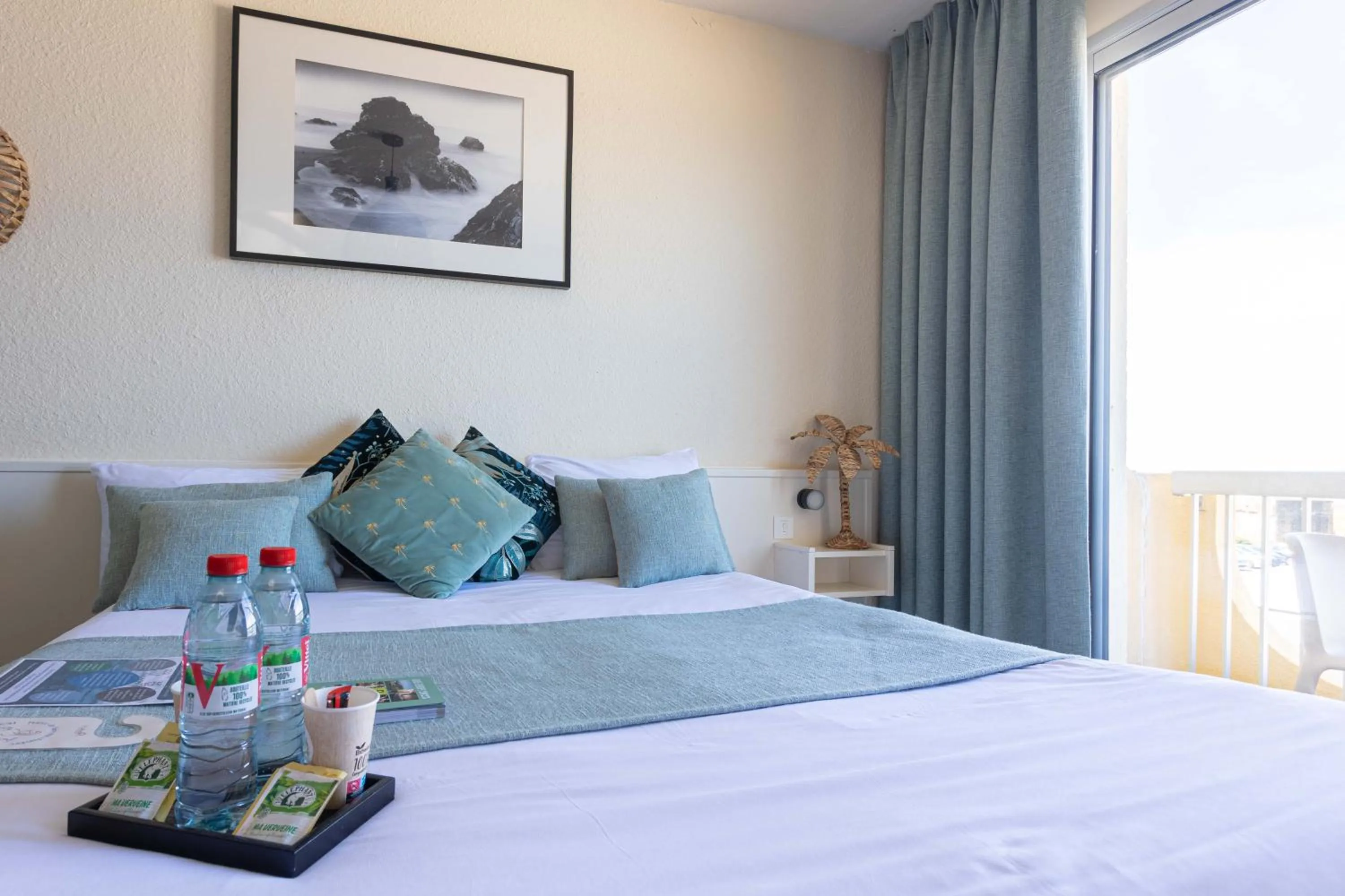 Bed in Logis Hôtel Le Calluna Restaurant La Flottille