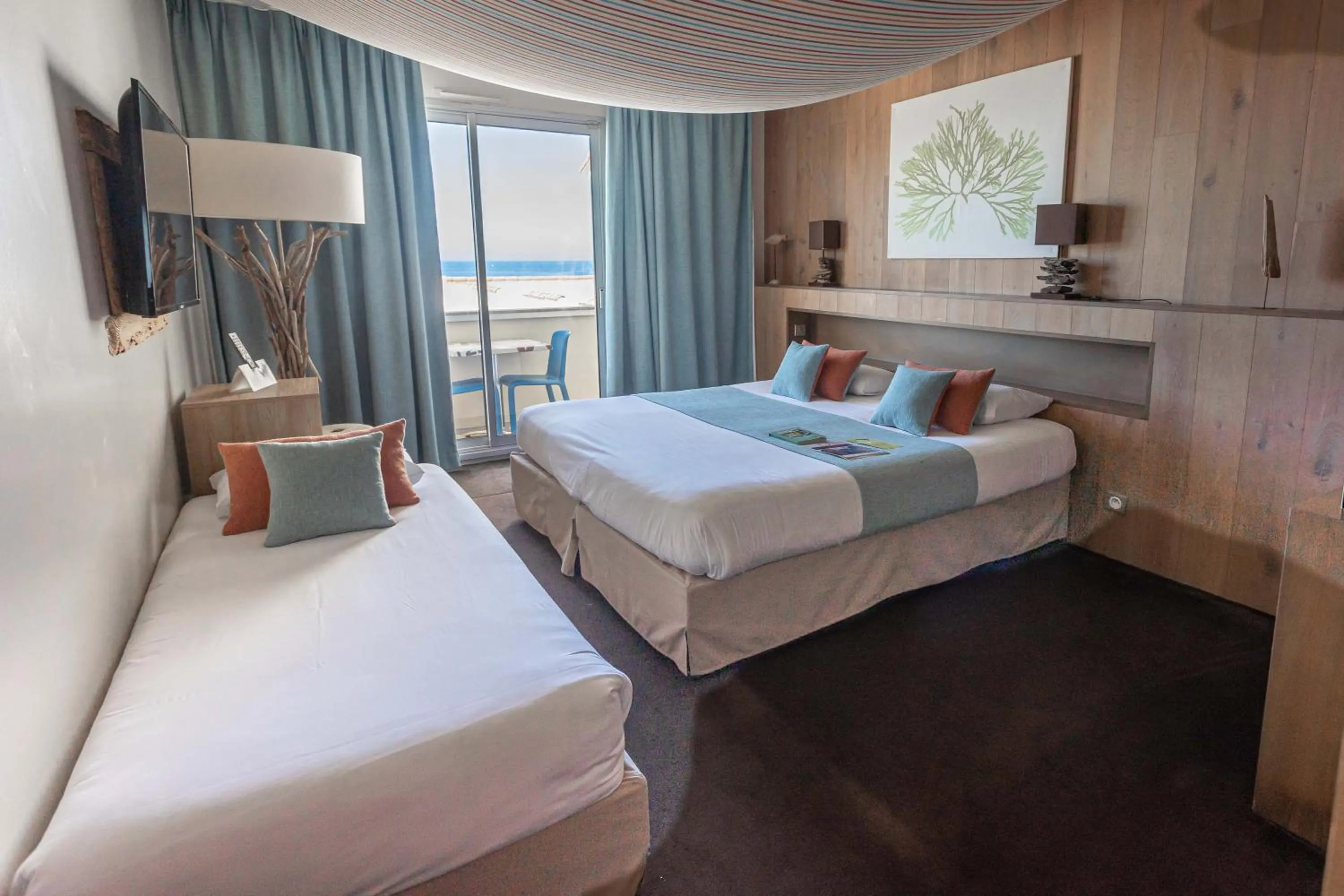 Bed in Logis Hôtel Le Calluna Restaurant La Flottille