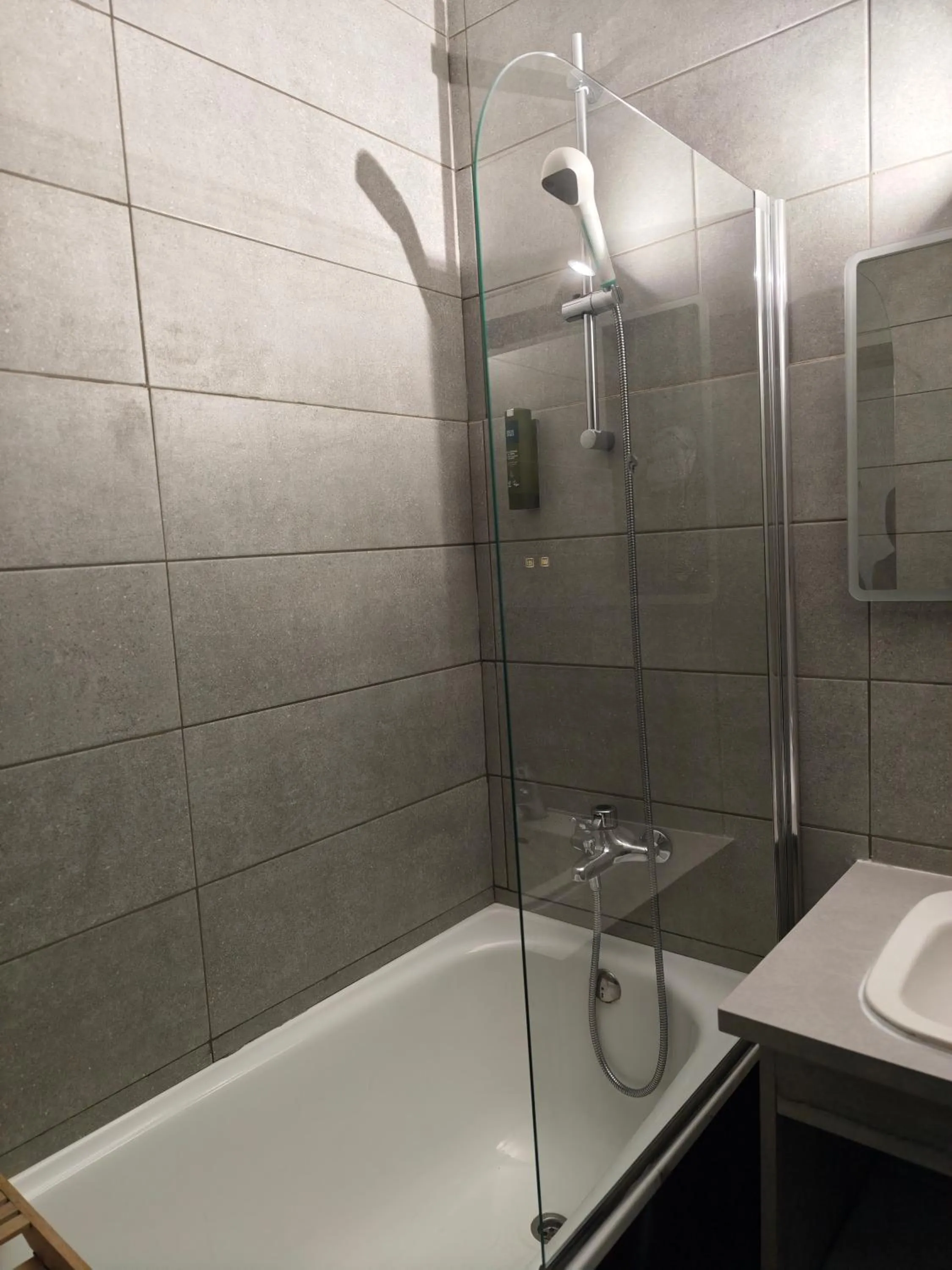 Bathroom in Logis Hôtel Le Calluna Restaurant La Flottille