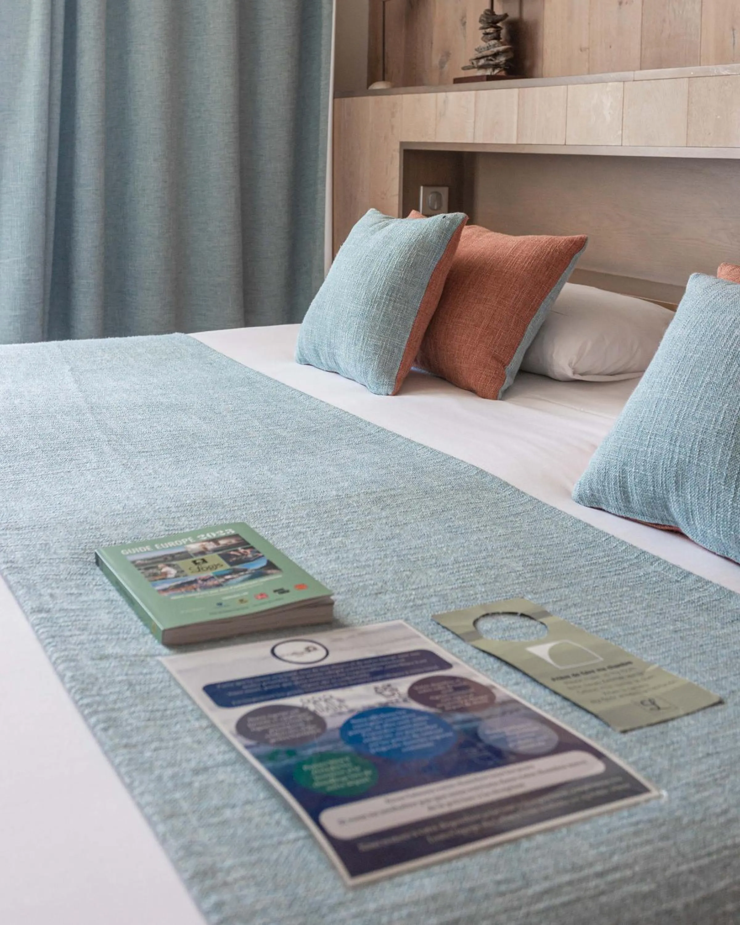 Bed in Logis Hôtel Le Calluna Restaurant La Flottille