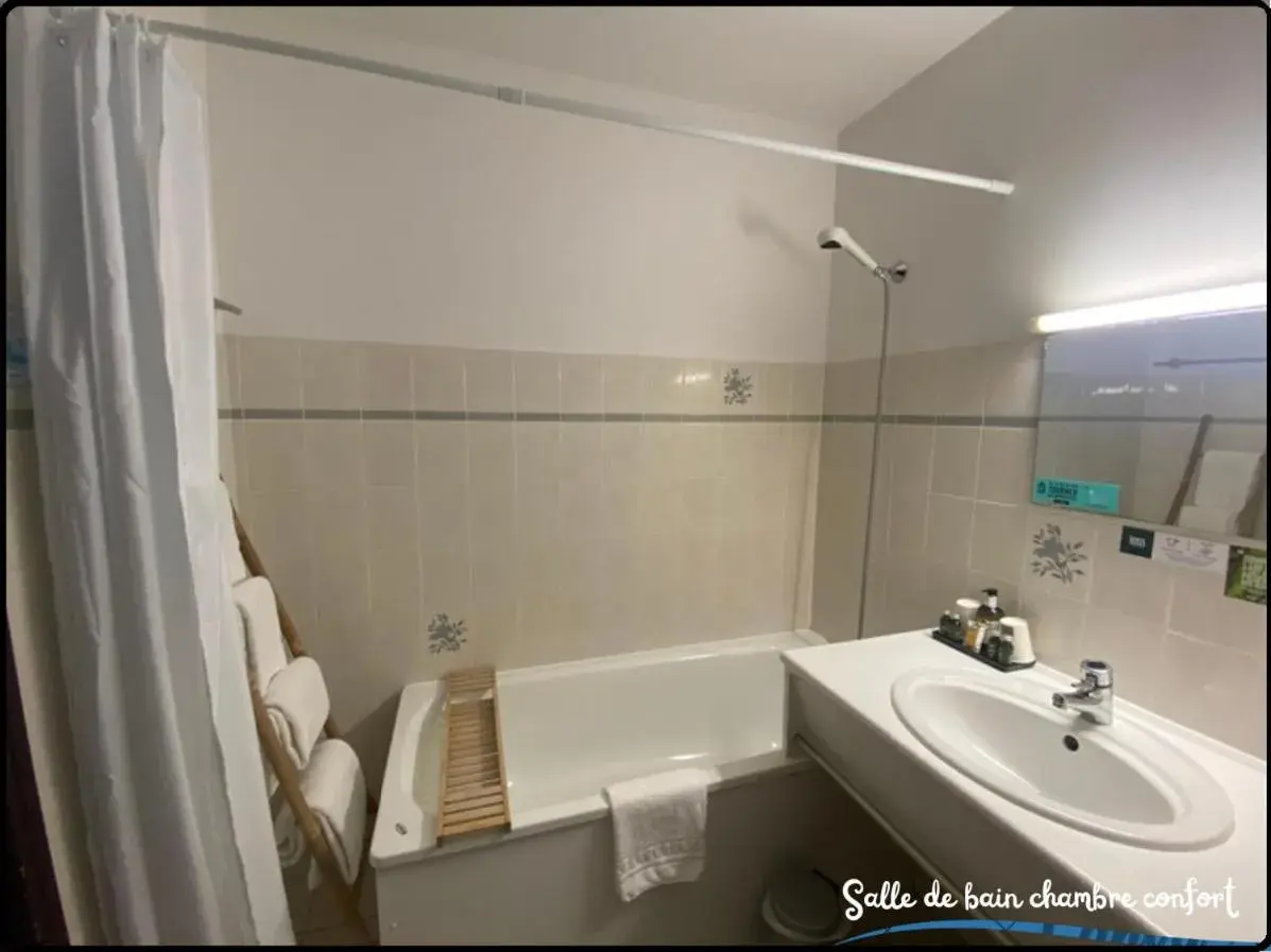 Property building in Logis Hôtel Le Calluna Restaurant La Flottille Property building in Logis Hôtel Le Calluna Restaurant La Flottille