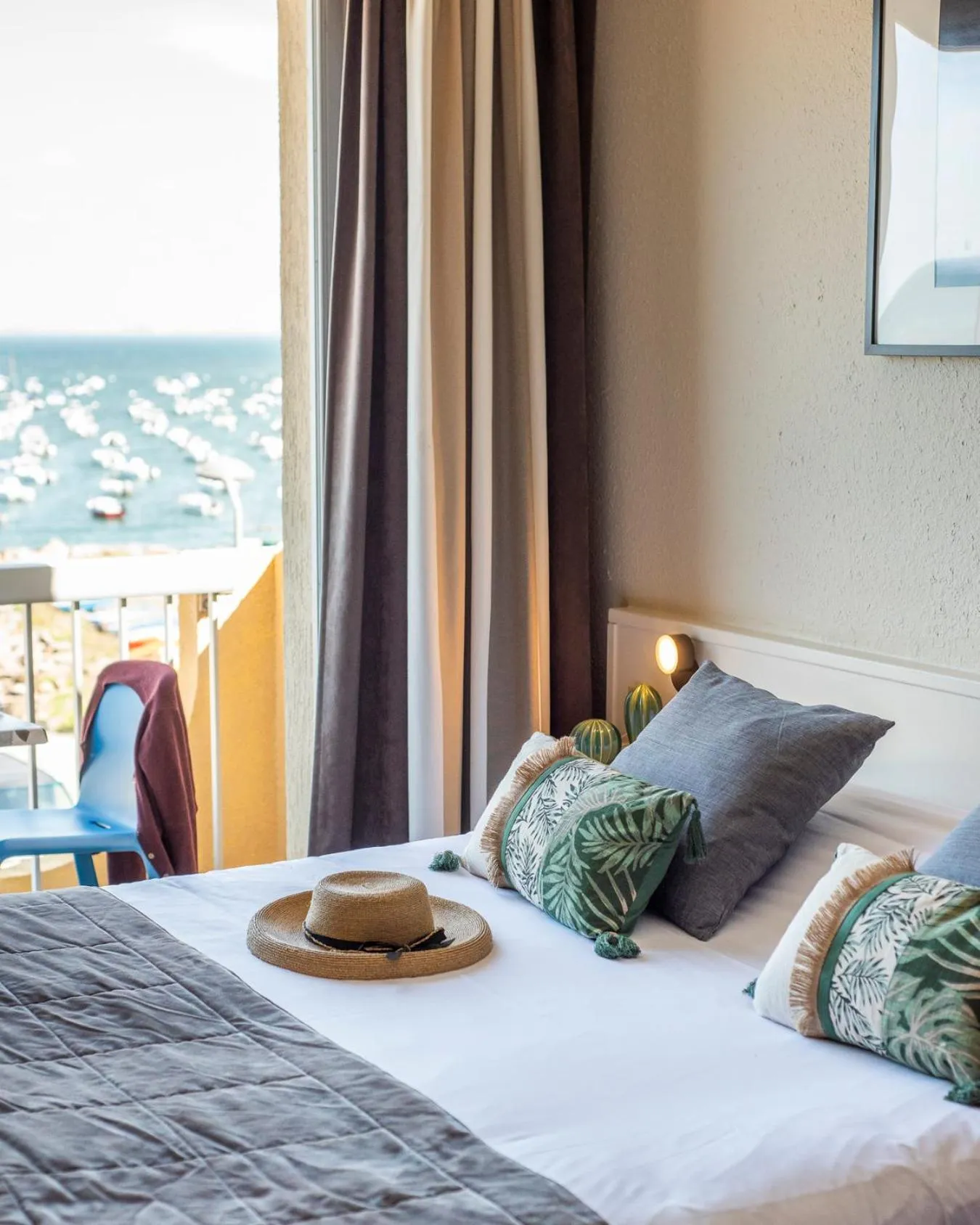 Toilet, Bed in Logis Hôtel Le Calluna Restaurant La Flottille