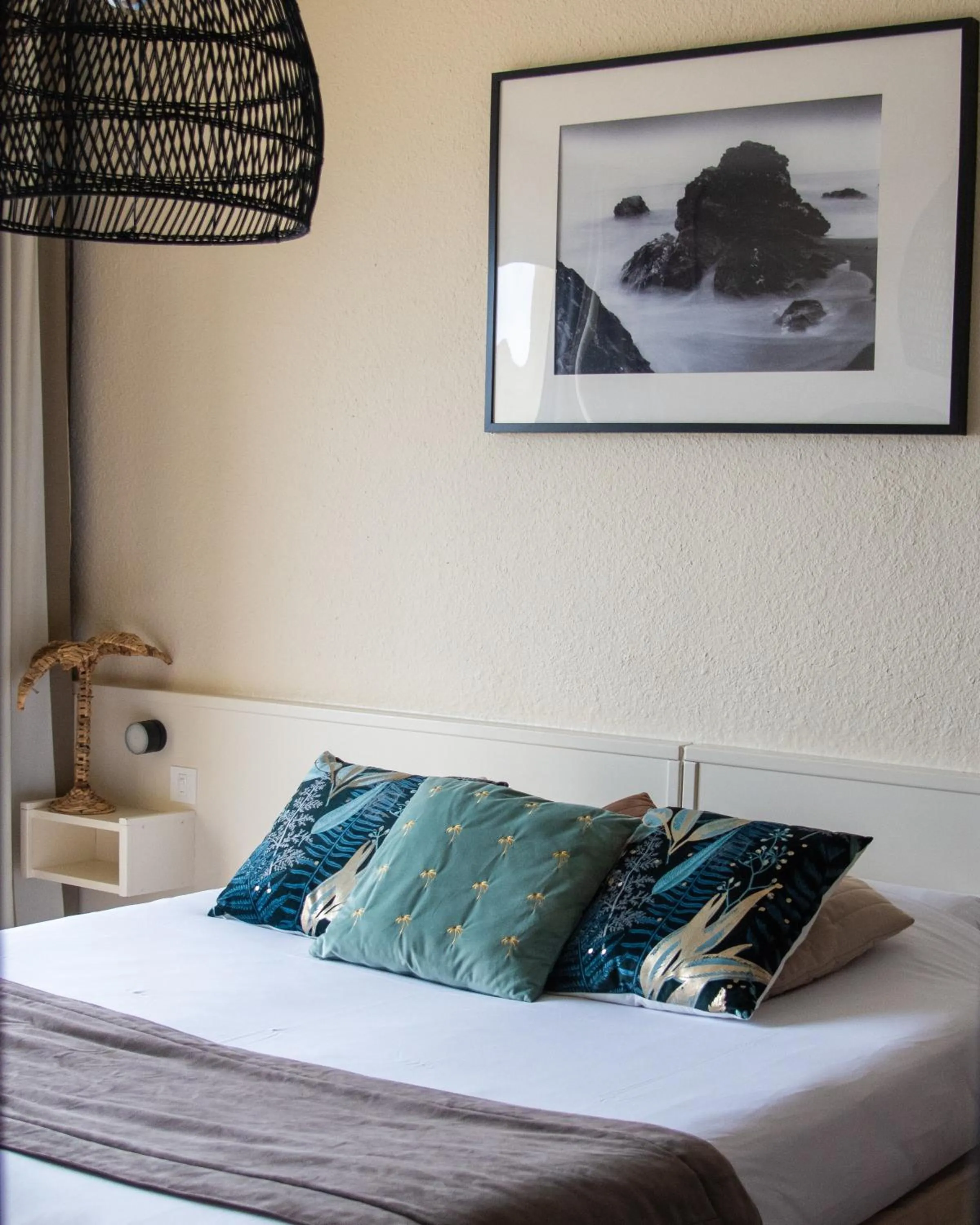 Bed in Logis Hôtel Le Calluna Restaurant La Flottille