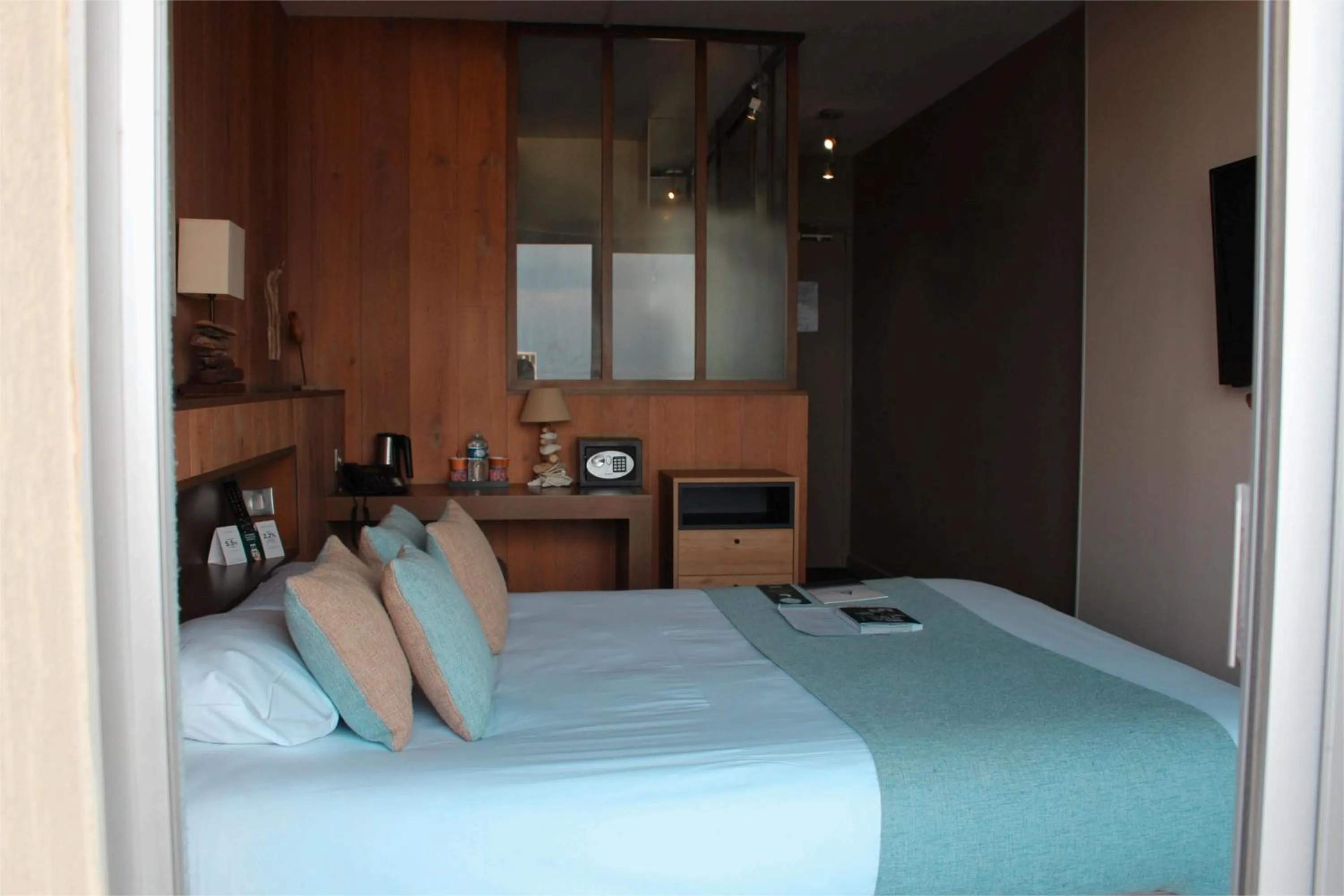 Photo of the whole room, Bed in Logis Hôtel Le Calluna Restaurant La Flottille