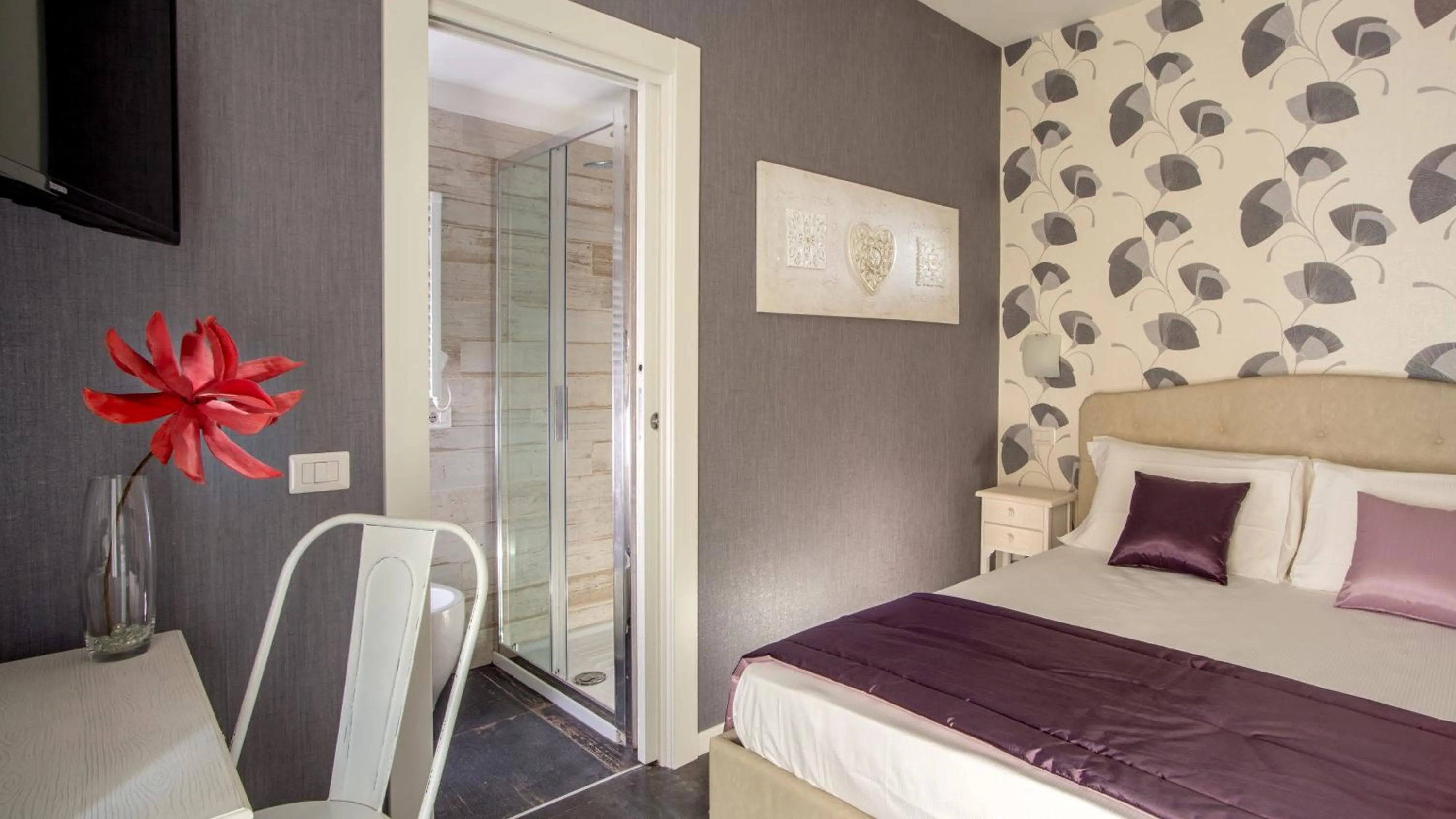 Photo of the whole room, Bed in Rome Visits