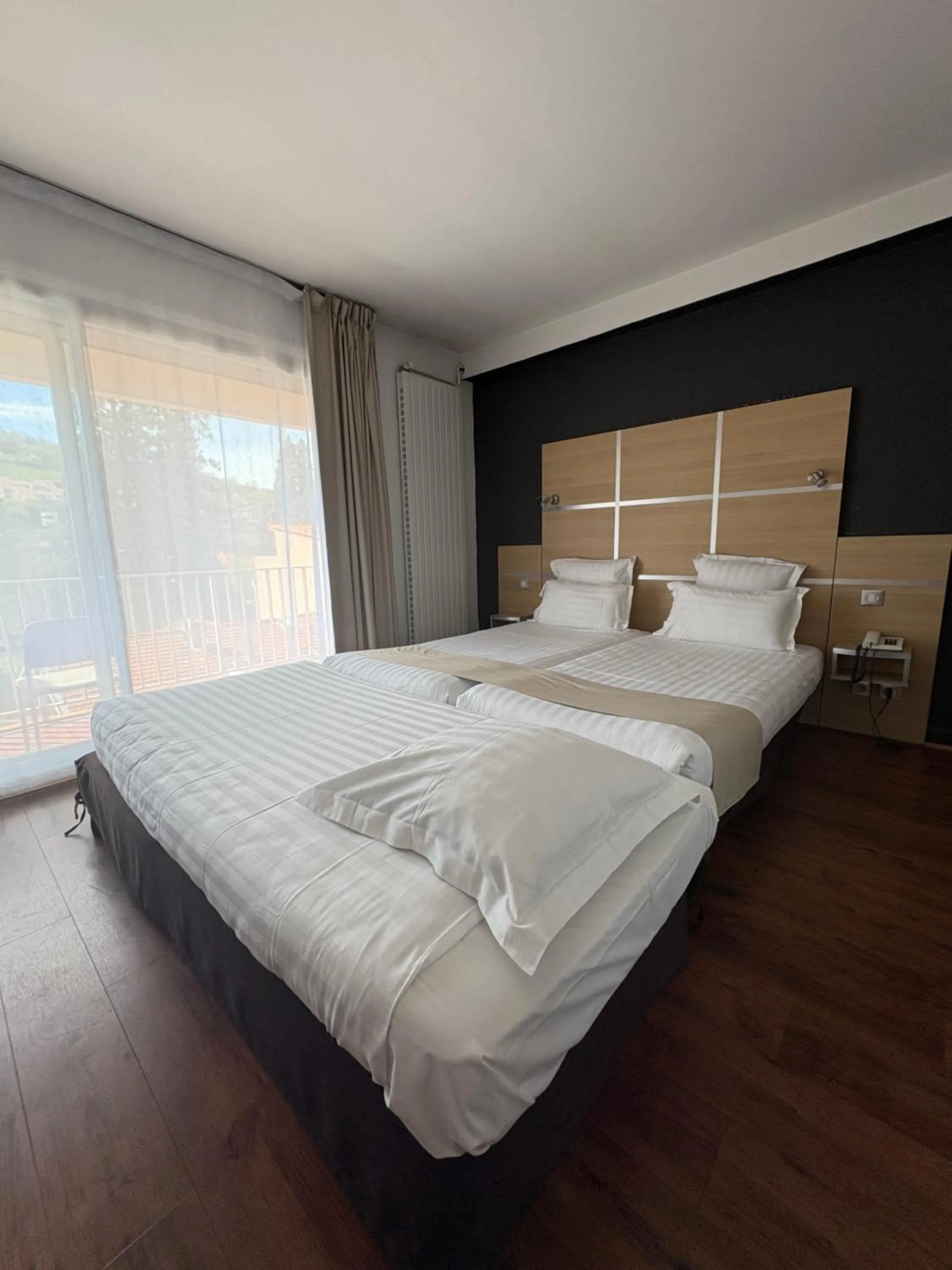 Photo of the whole room, Bed in Cit'hôtel Le Chris'tel hôtel et restaurant