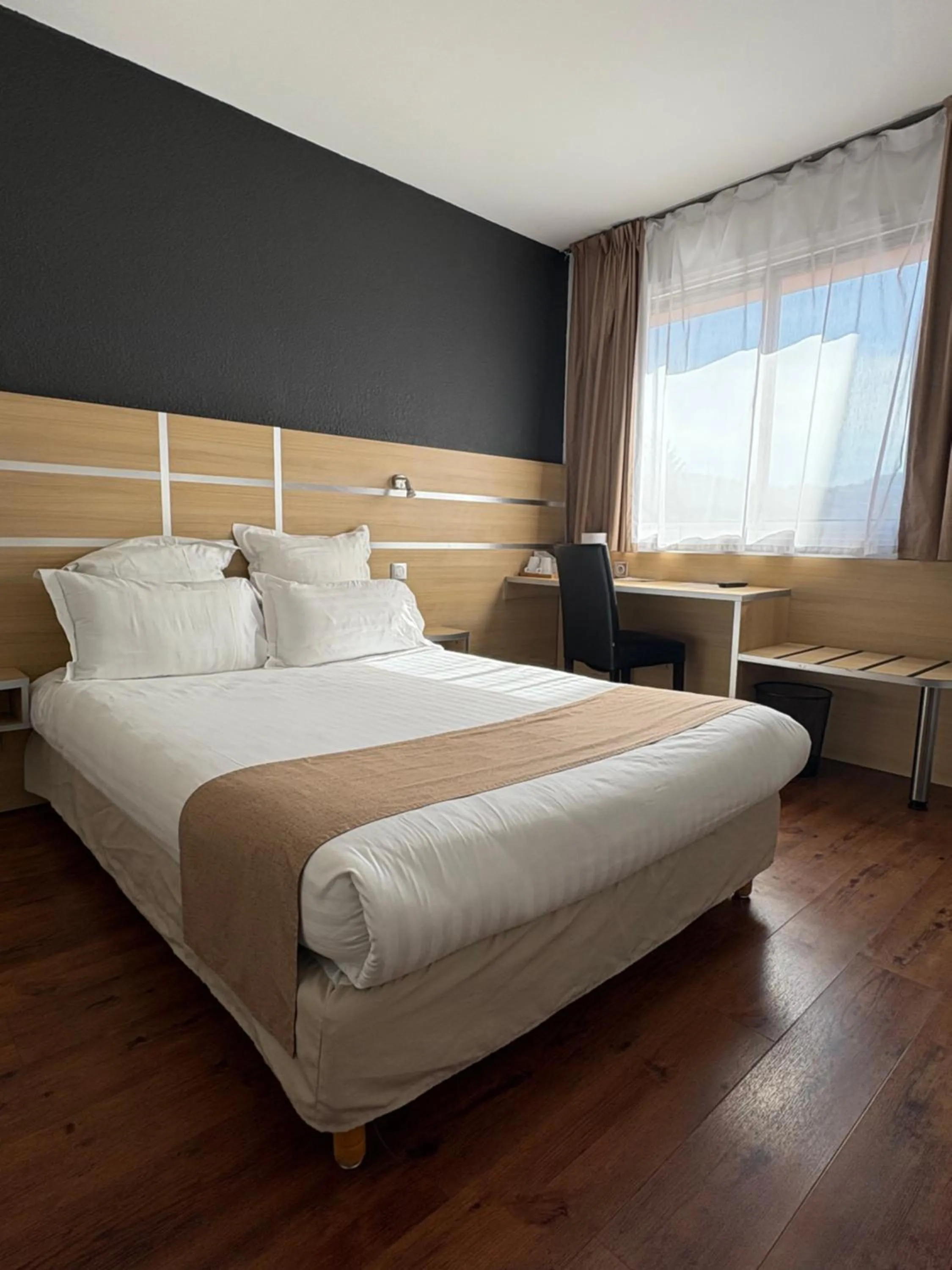 Bed in Cit'hôtel Le Chris'tel hôtel et restaurant