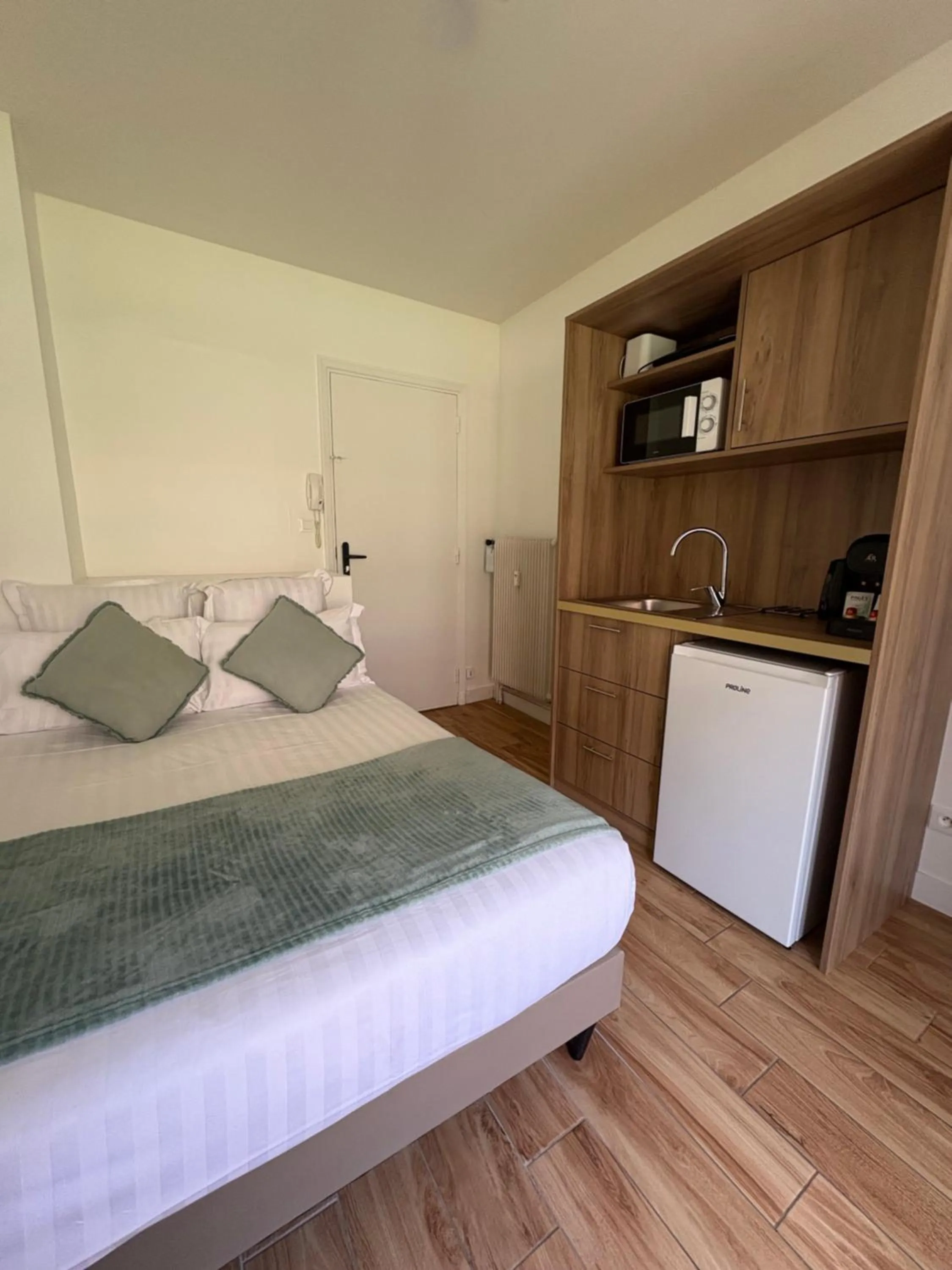 Photo of the whole room, Bed in Cit'hôtel Le Chris'tel hôtel et restaurant