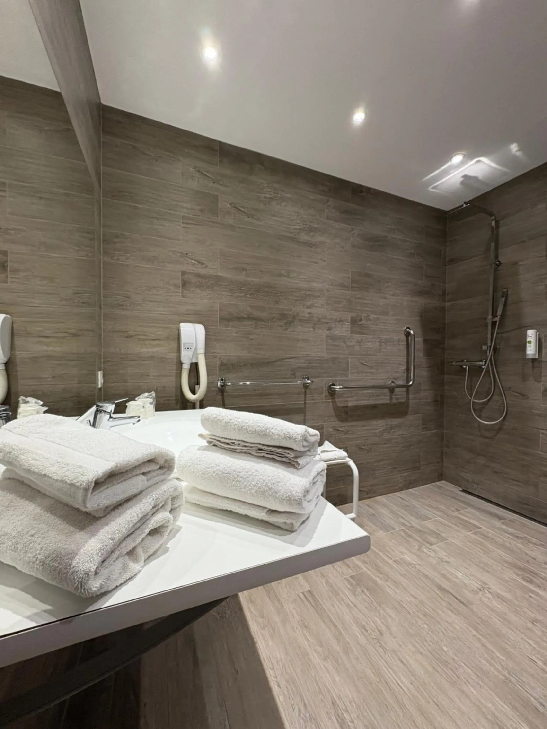 Bathroom in Cit'hôtel Le Chris'tel hôtel et restaurant Bathroom in Cit'hôtel Le Chris'tel hôtel et restaurant