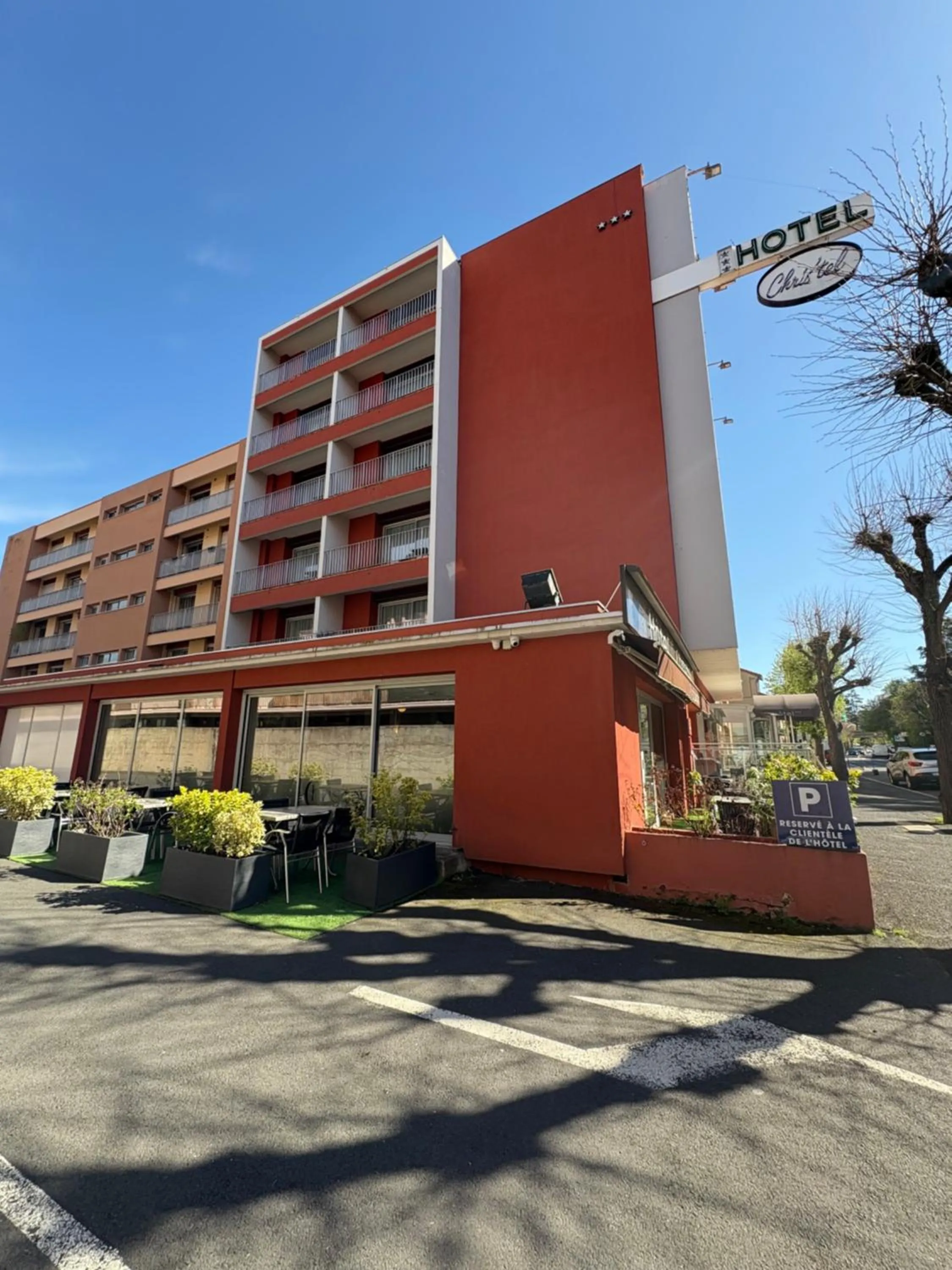 Property building in Cit'hôtel Le Chris'tel hôtel et restaurant