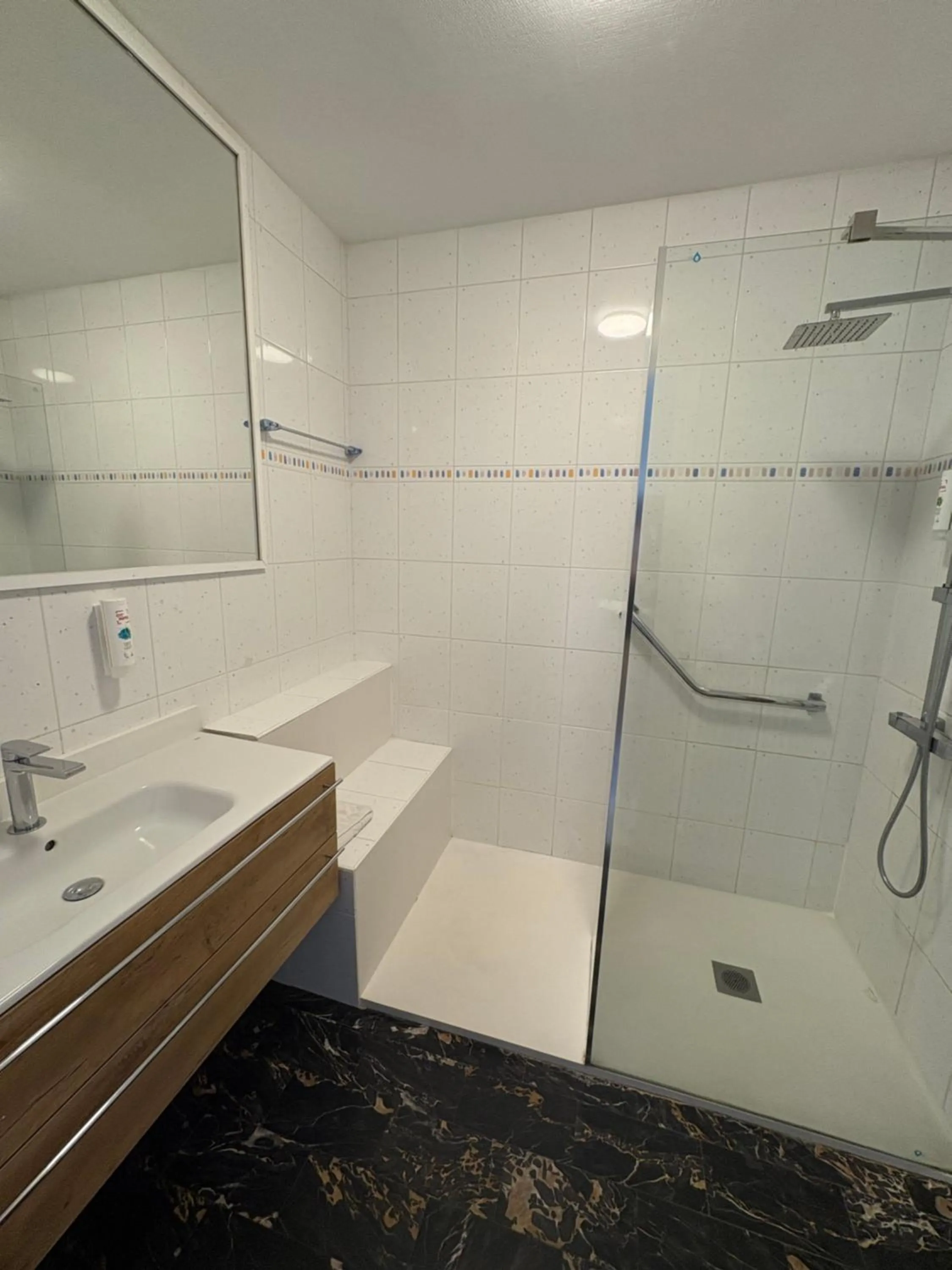 Bathroom in Cit'hôtel Le Chris'tel hôtel et restaurant