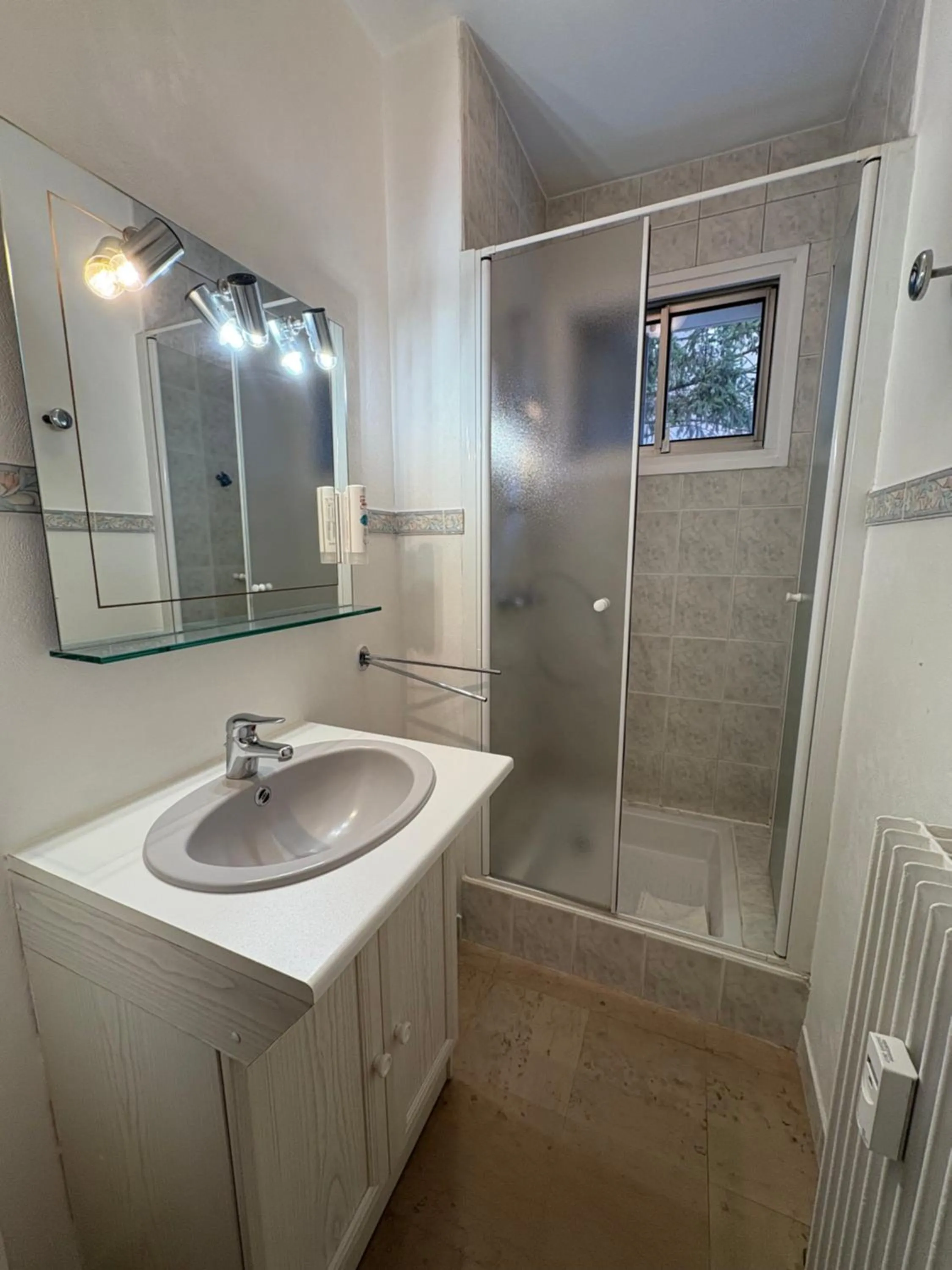 Bathroom in Cit'hôtel Le Chris'tel hôtel et restaurant