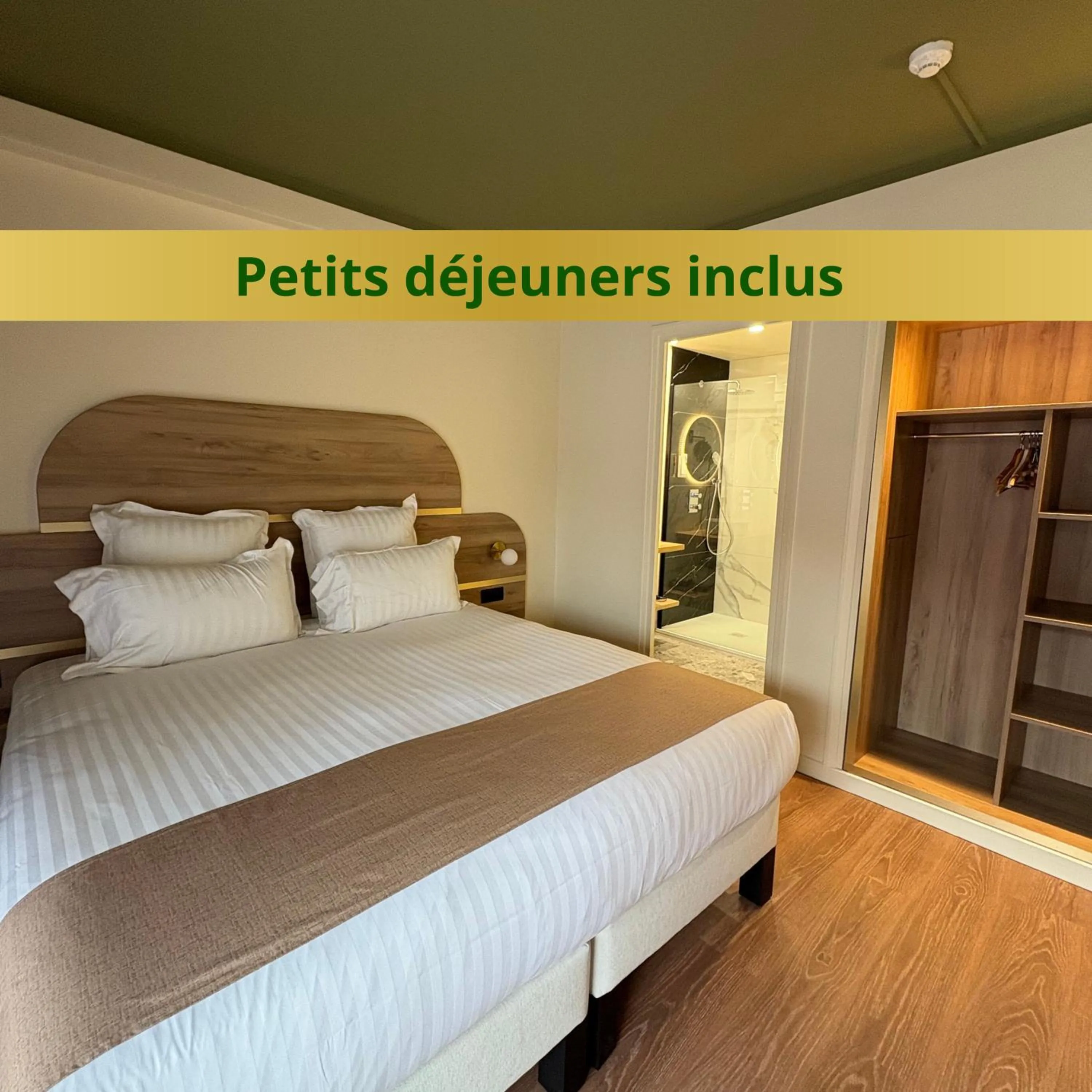 Breakfast, Bed in Cit'hôtel Le Chris'tel hôtel et restaurant