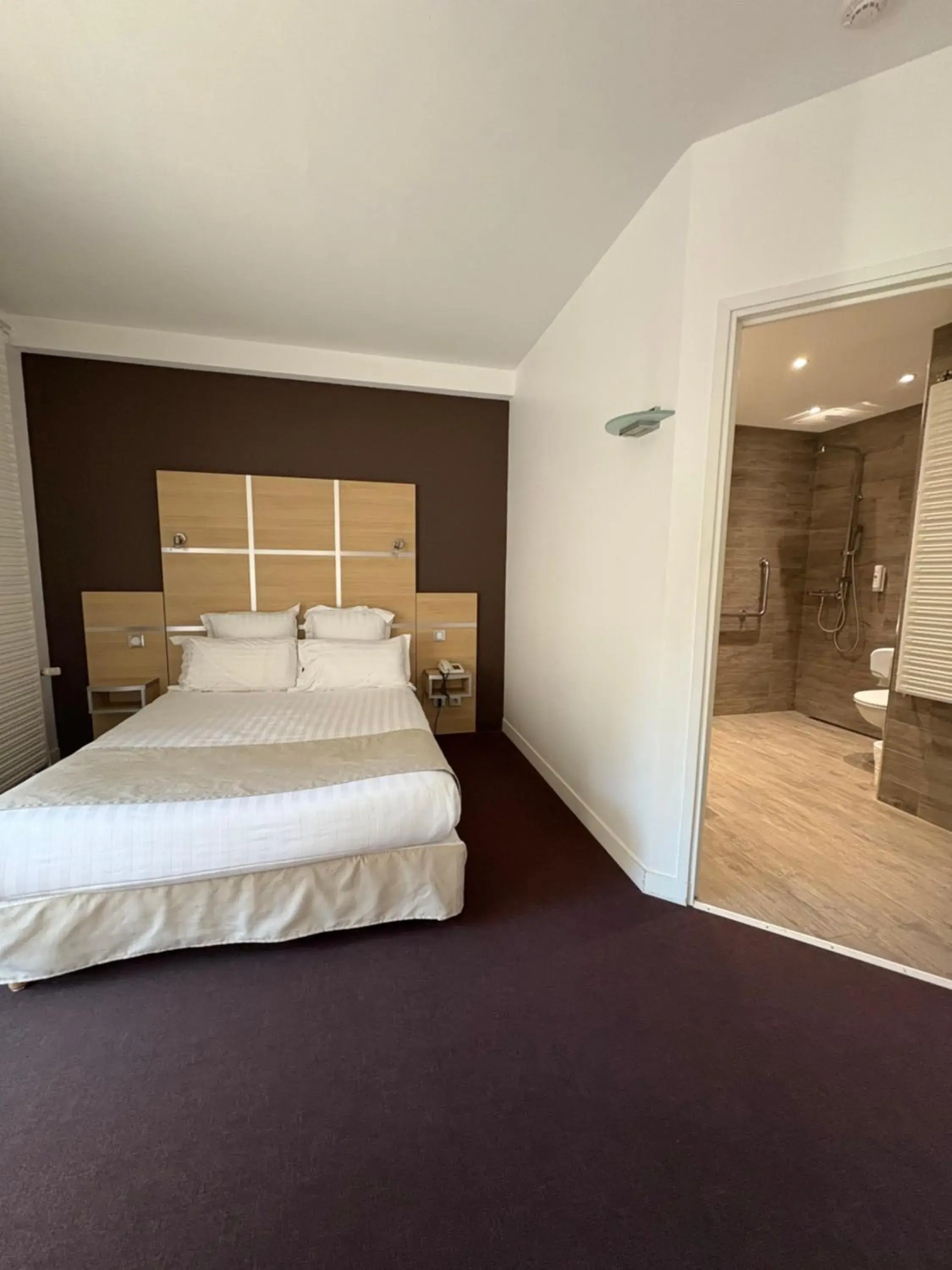 Bedroom, Bed in Cit'hôtel Le Chris'tel hôtel et restaurant Bedroom, Bed in Cit'hôtel Le Chris'tel hôtel et restaurant