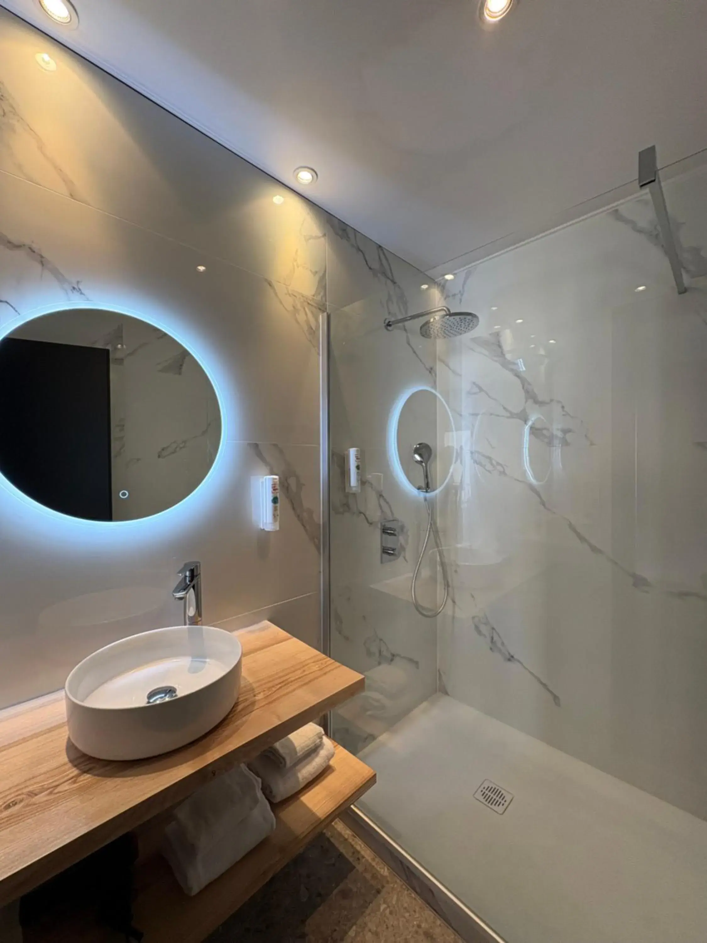 Bathroom in Cit'hôtel Le Chris'tel hôtel et restaurant Bathroom in Cit'hôtel Le Chris'tel hôtel et restaurant