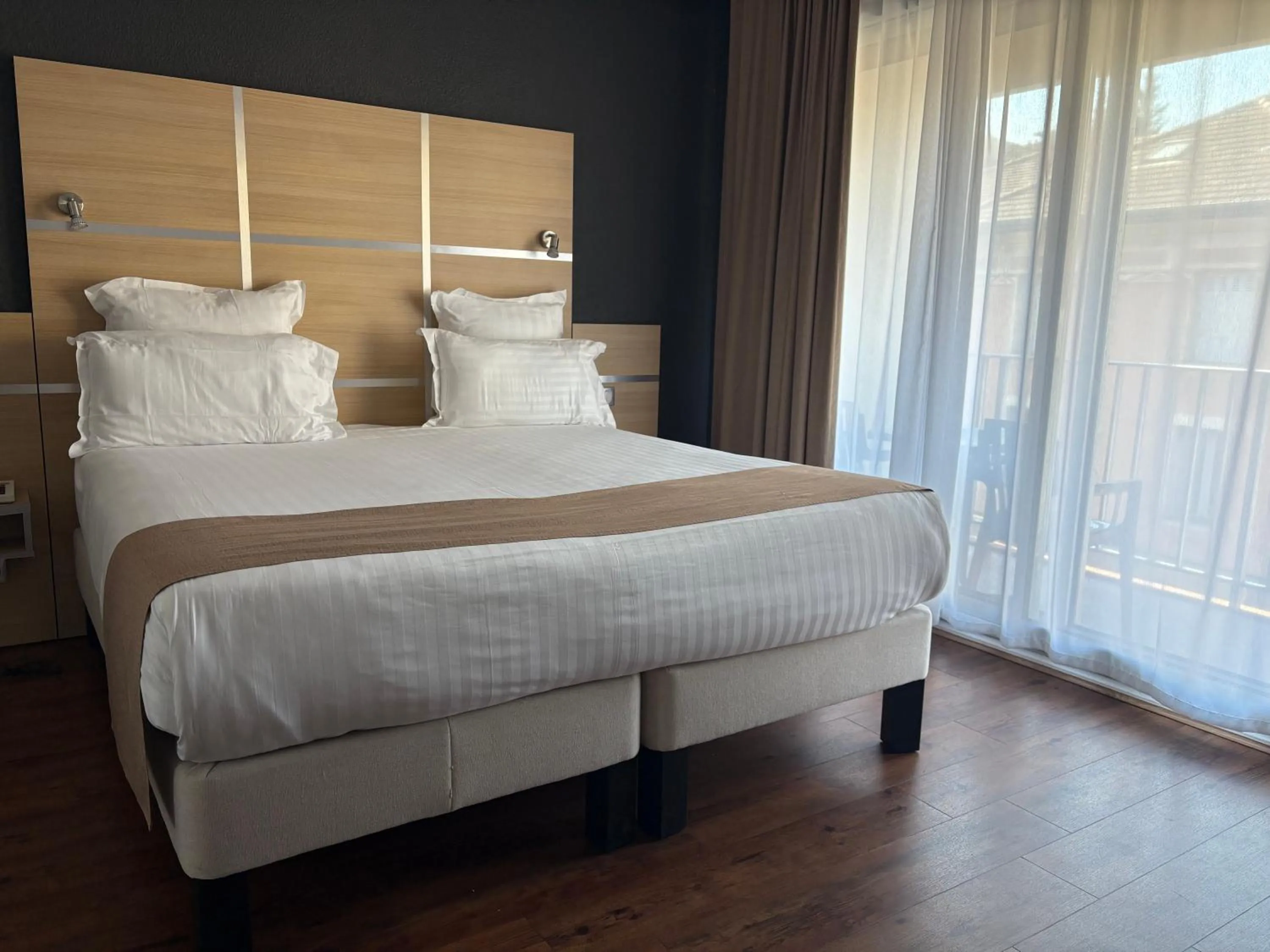 Photo of the whole room, Bed in Cit'hôtel Le Chris'tel hôtel et restaurant