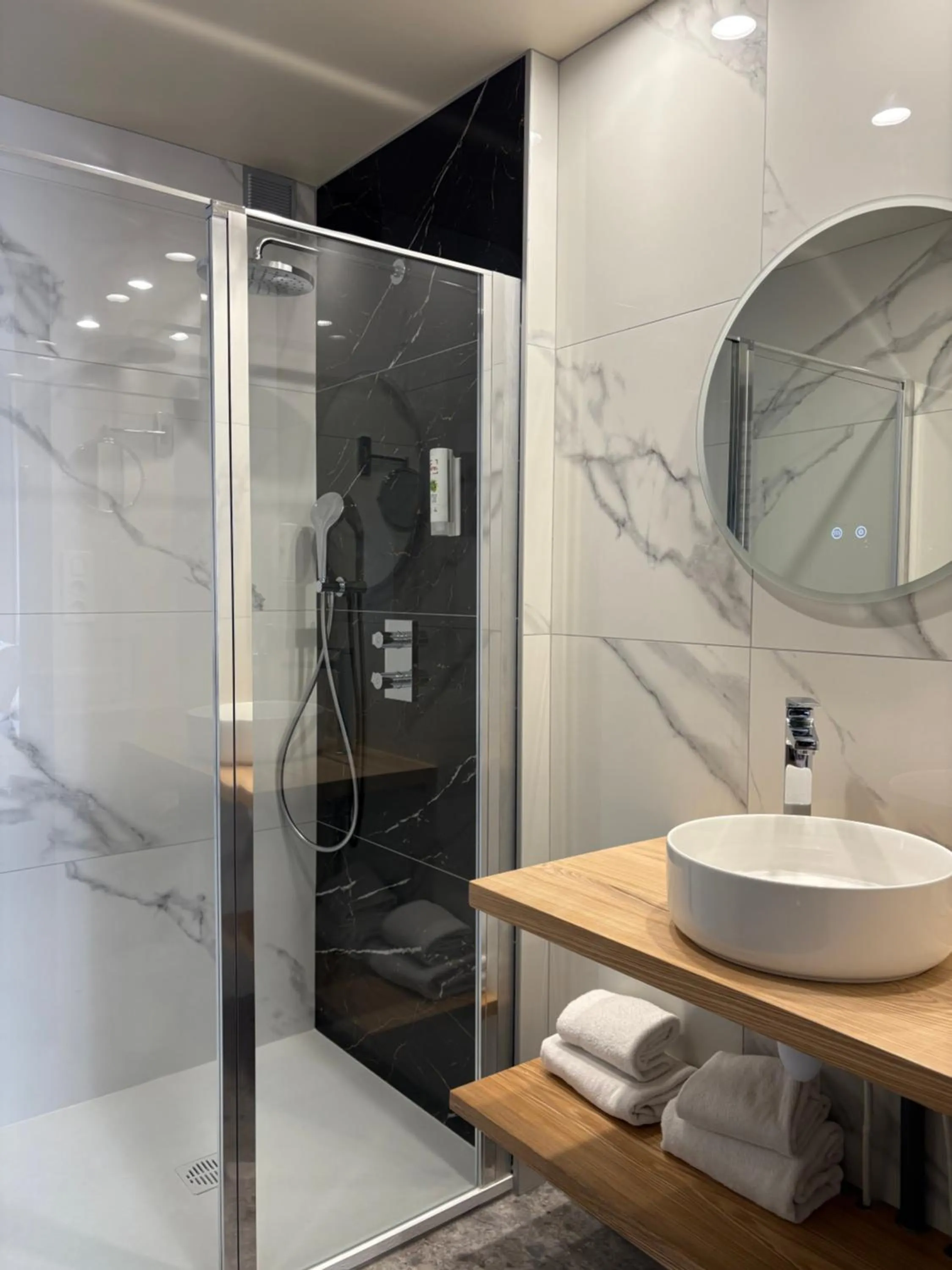 Bathroom in Cit'hôtel Le Chris'tel hôtel et restaurant