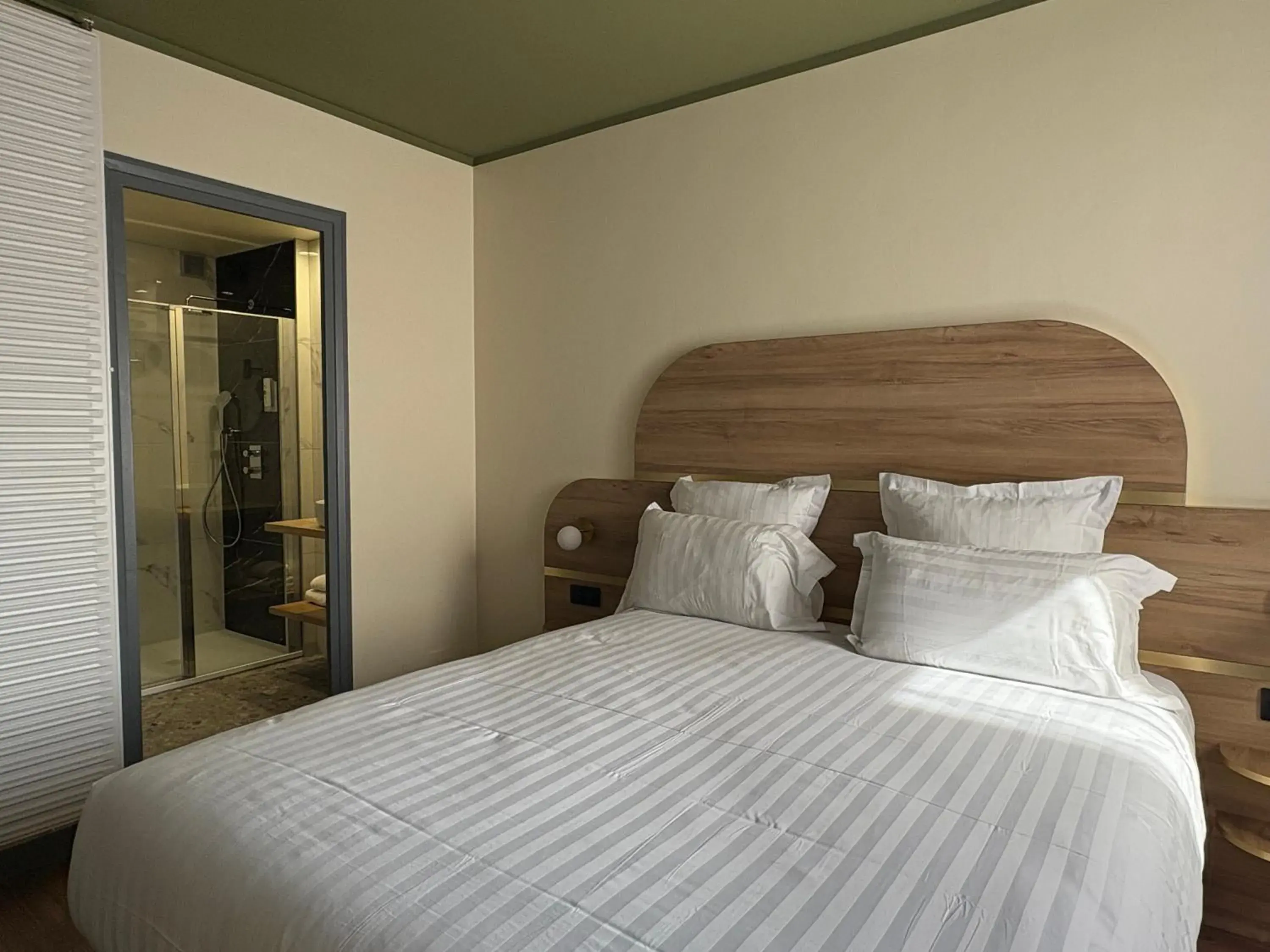 Photo of the whole room, Bed in Cit'hôtel Le Chris'tel hôtel et restaurant Photo of the whole room, Bed in Cit'hôtel Le Chris'tel hôtel et restaurant