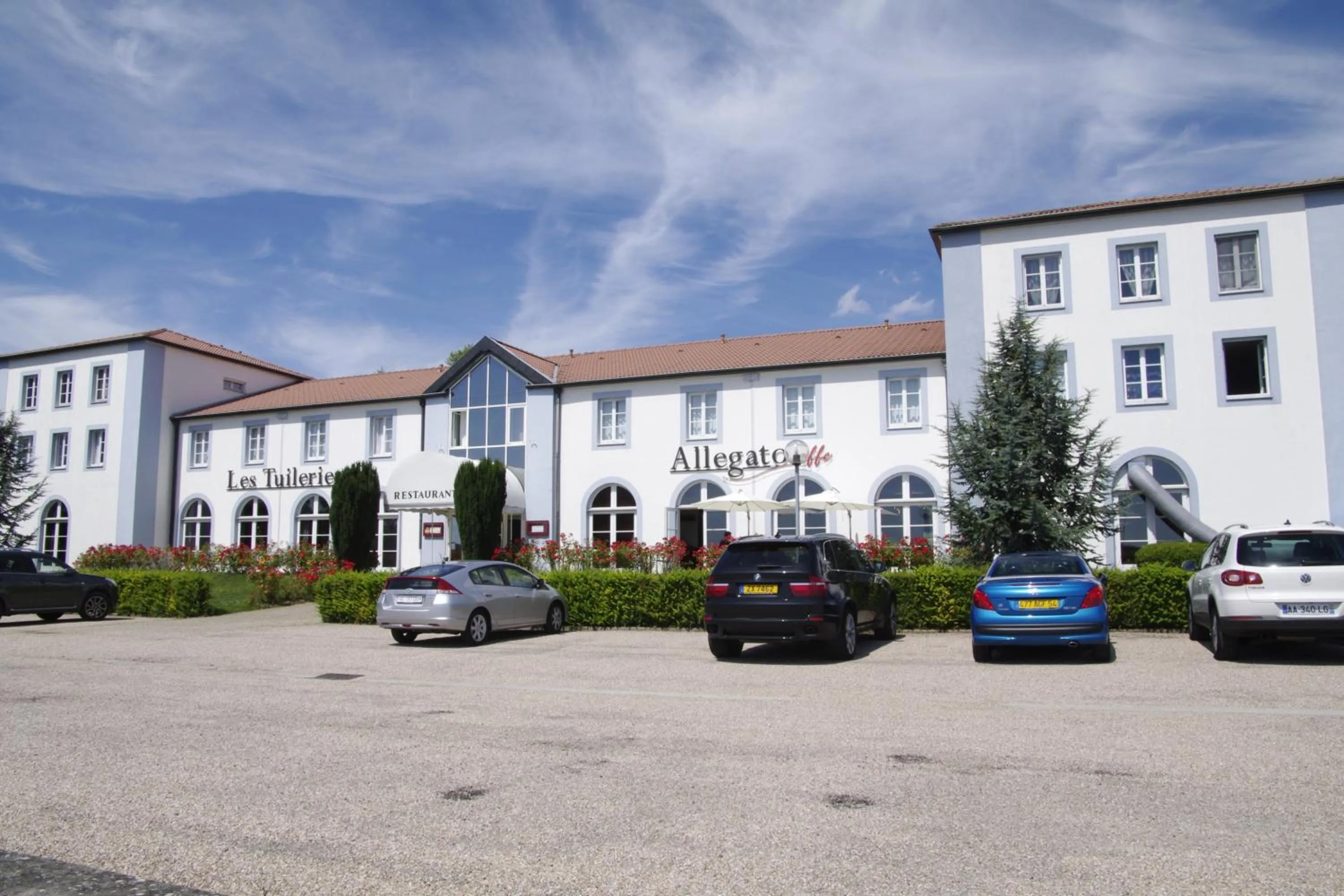 Facade/entrance in Logis Hôtel & Restaurant - Les Tuileries