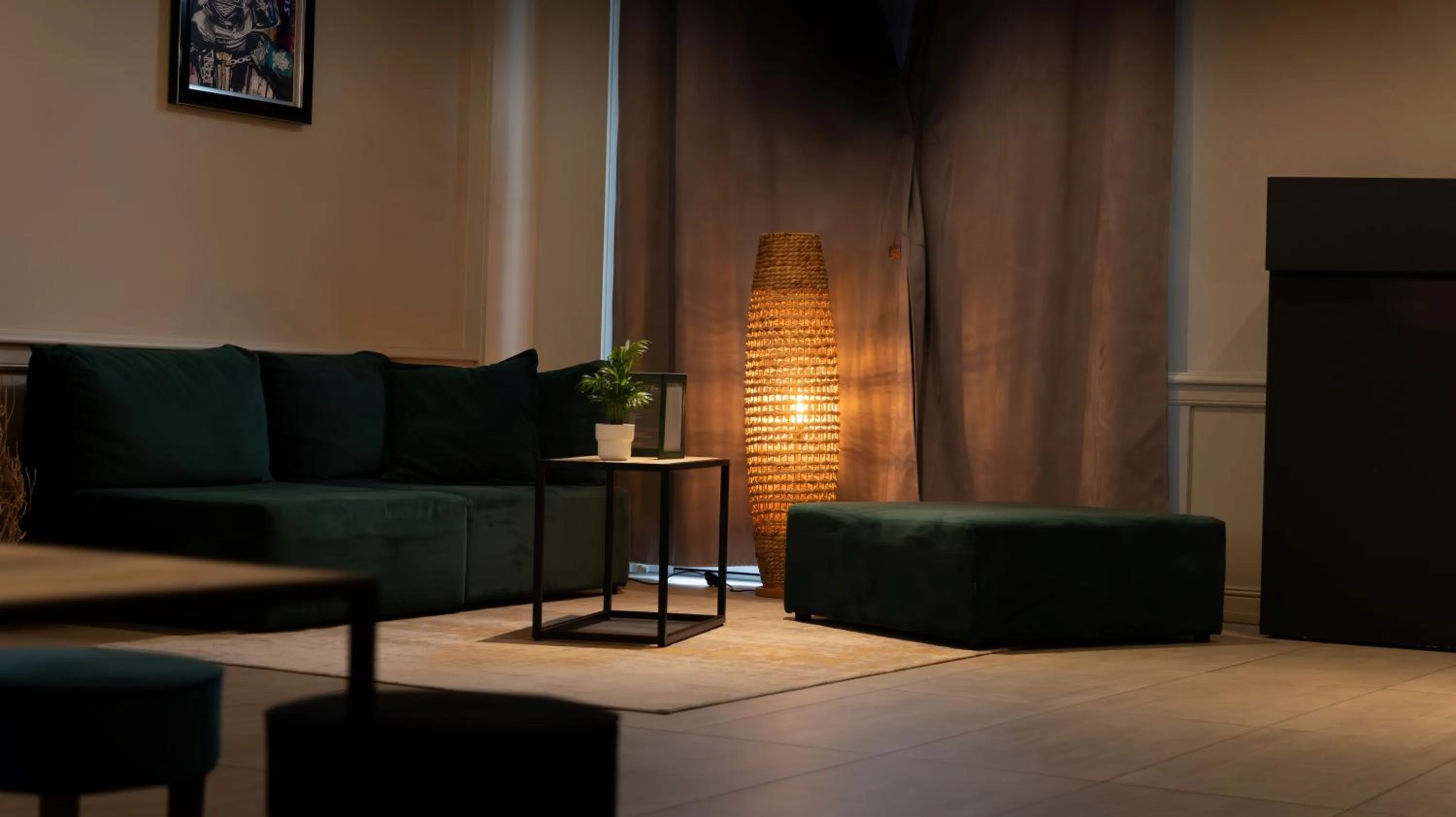 Lounge or bar in Logis Hôtel & Restaurant - Les Tuileries