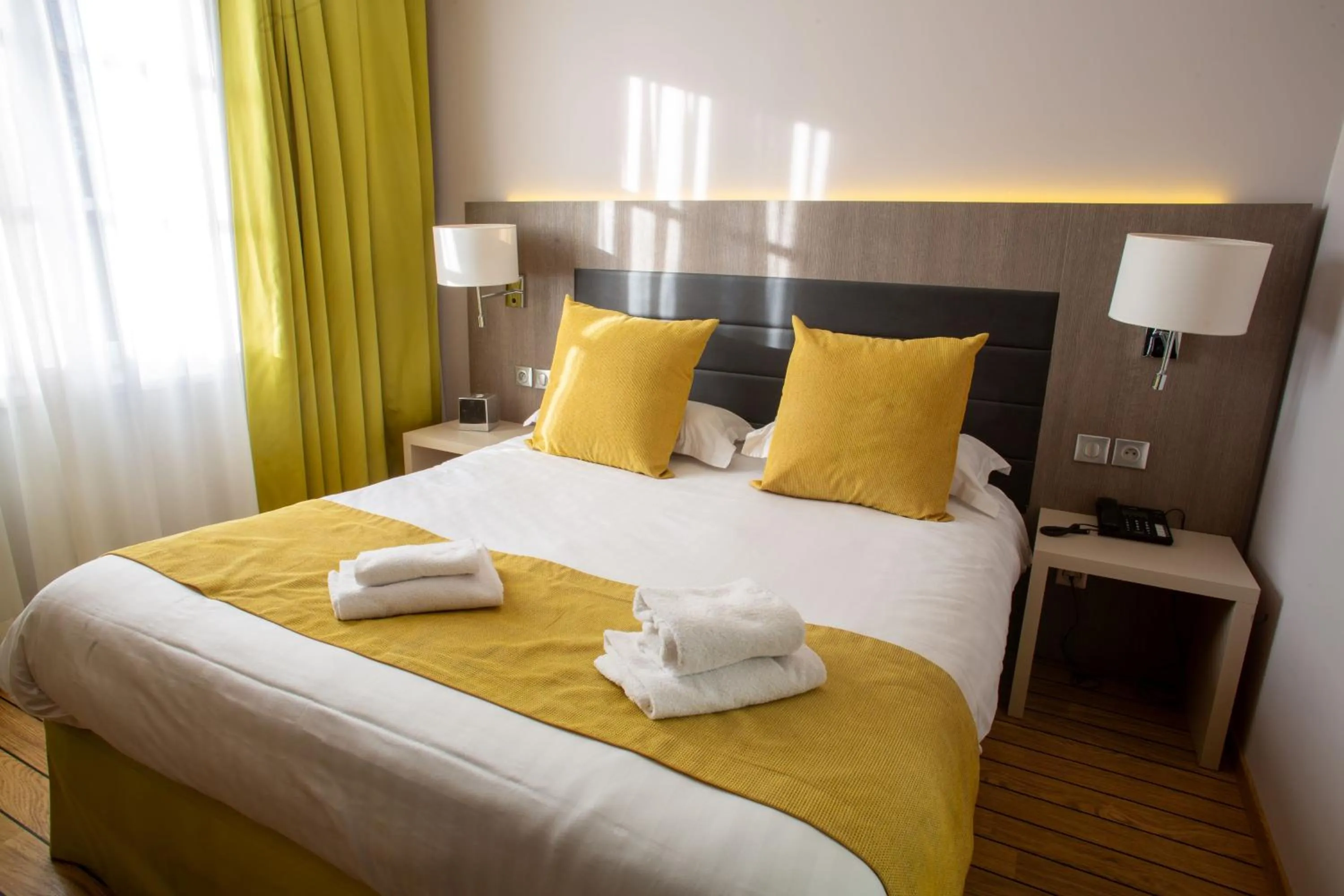 Bed in Logis Hôtel & Restaurant - Les Tuileries